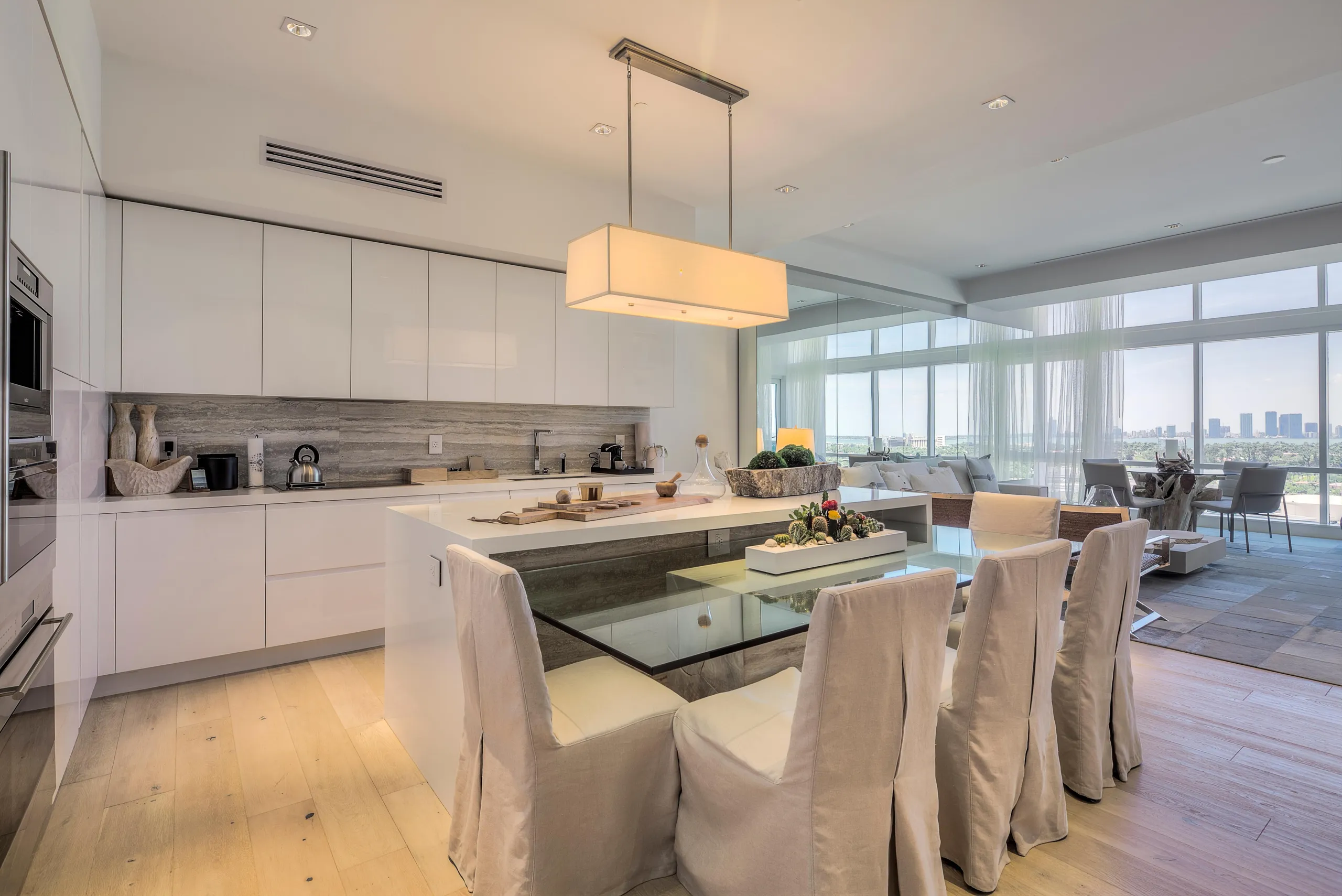 Miami Elegance Heights Penthouse with City Views — photograph 2