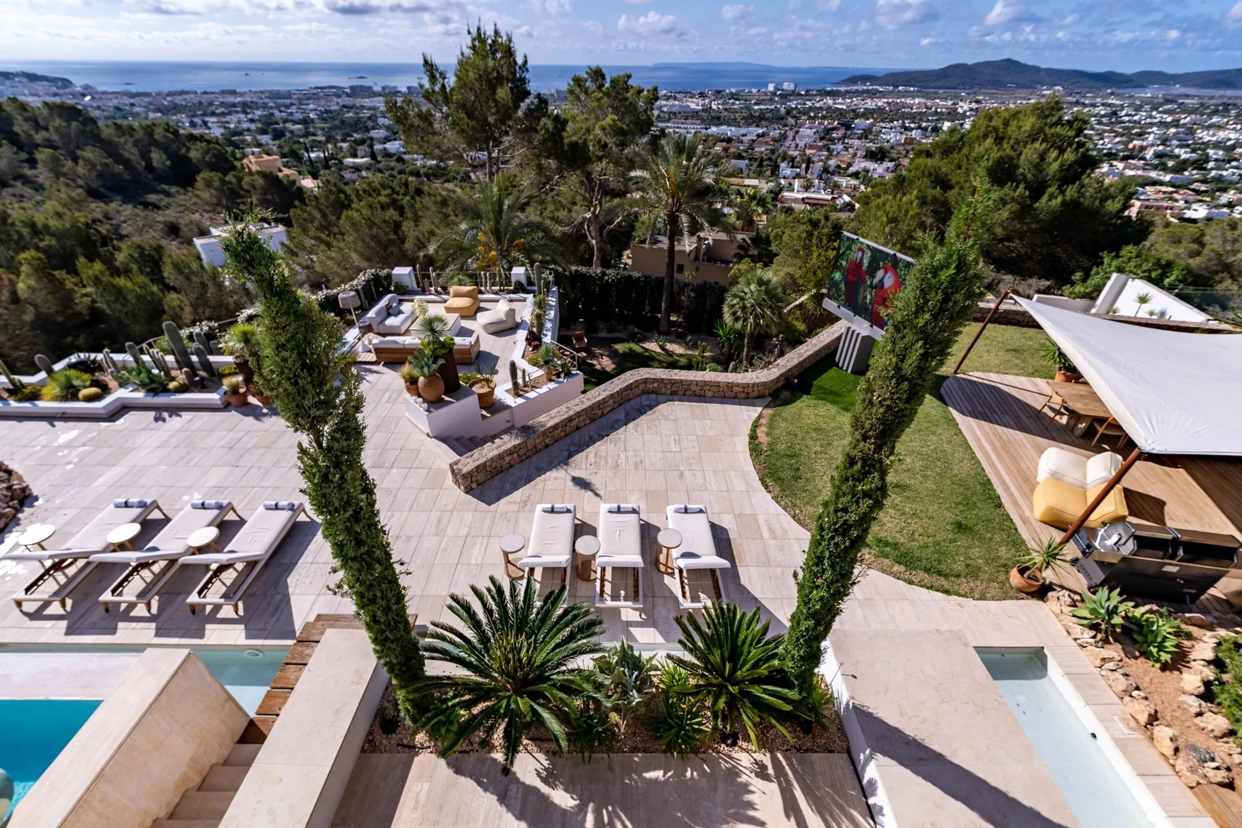 Statuesque 8BR Villa with Pool and Ibiza Town Views — photograph 2