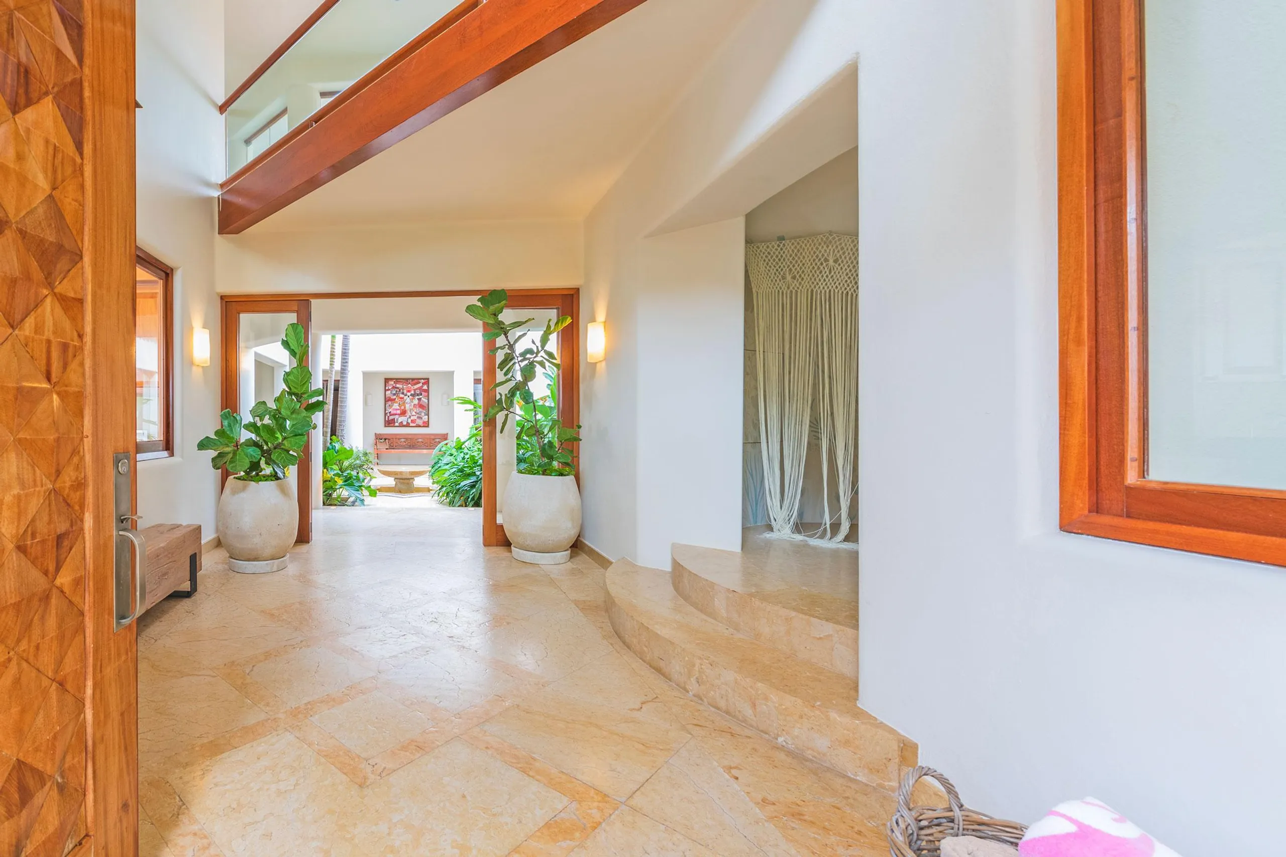 Lush Lagos Del Mar Estate with Infinity Pool and Wonderful Views — photograph 7