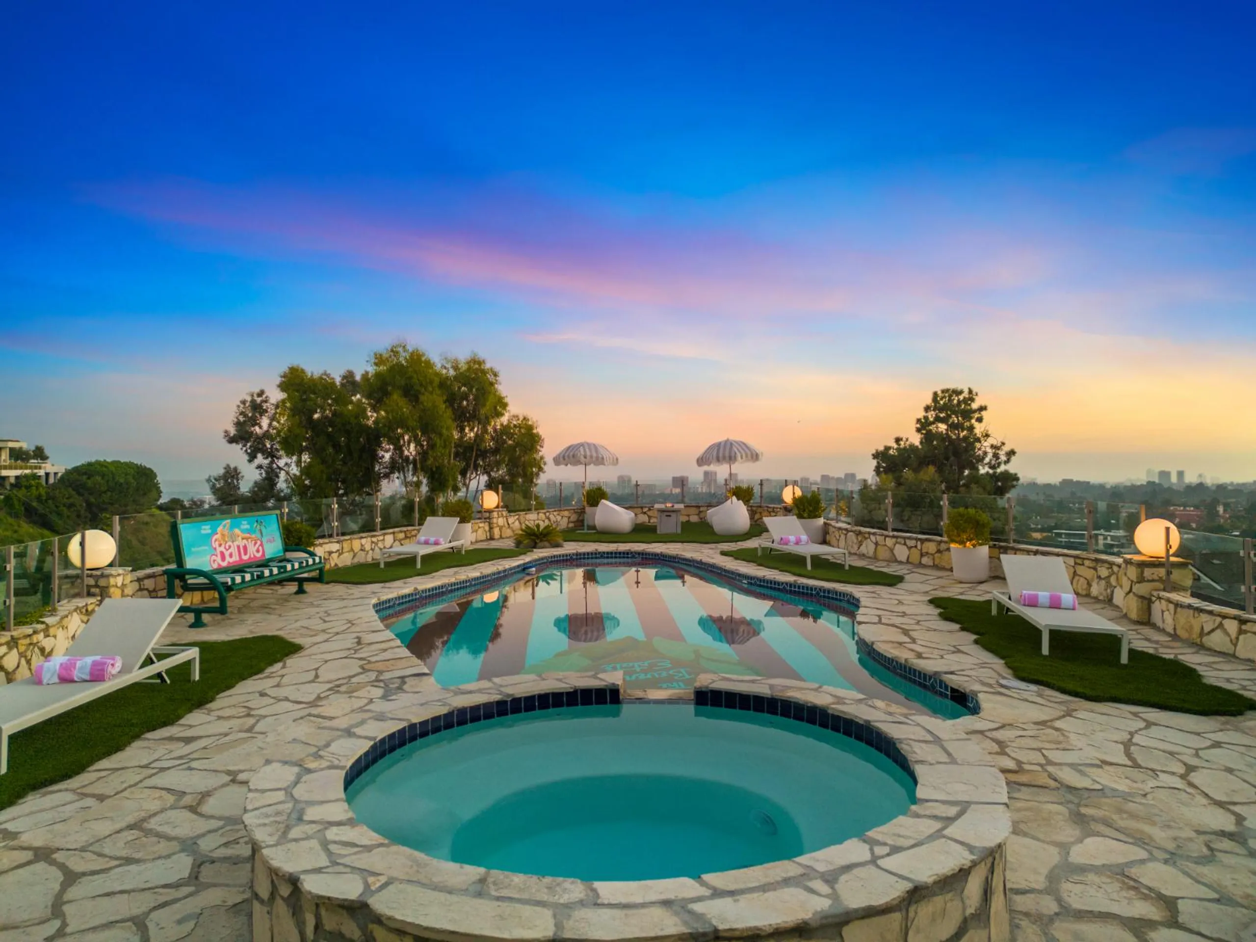 Exquisite Treehouse With Private Pool, Hot Tub and Panoramic Views — photograph 2