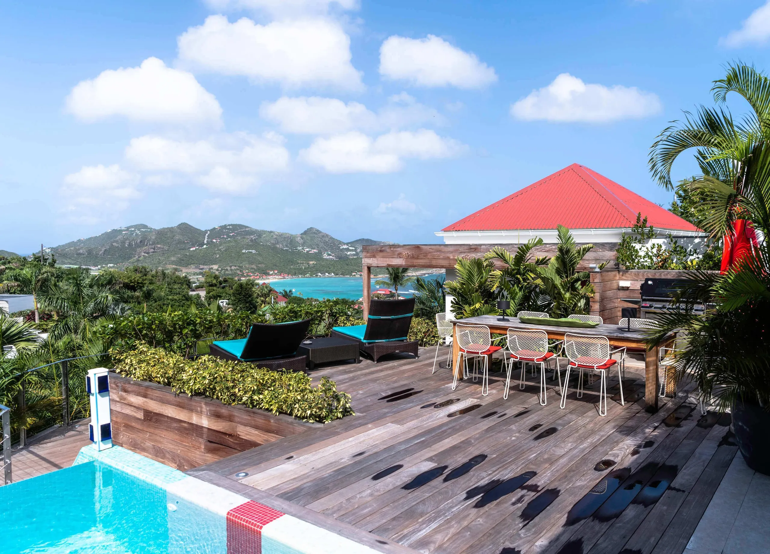 Colonial-Styled Villa with Private infinity Pool and Bay Views — photograph 8
