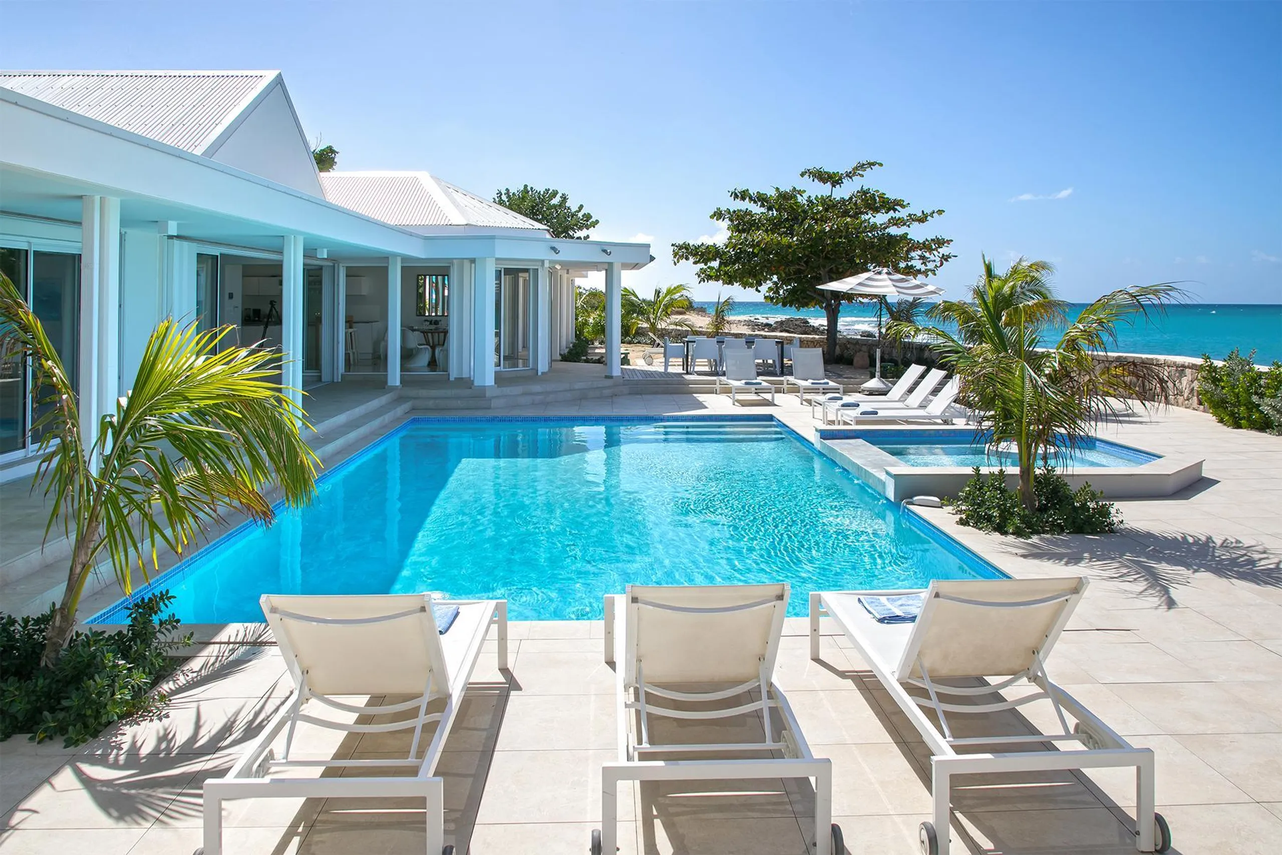 Elegant Coastal  Beachfront Villa in Plum Bay Beach with Private Pool — photograph 3