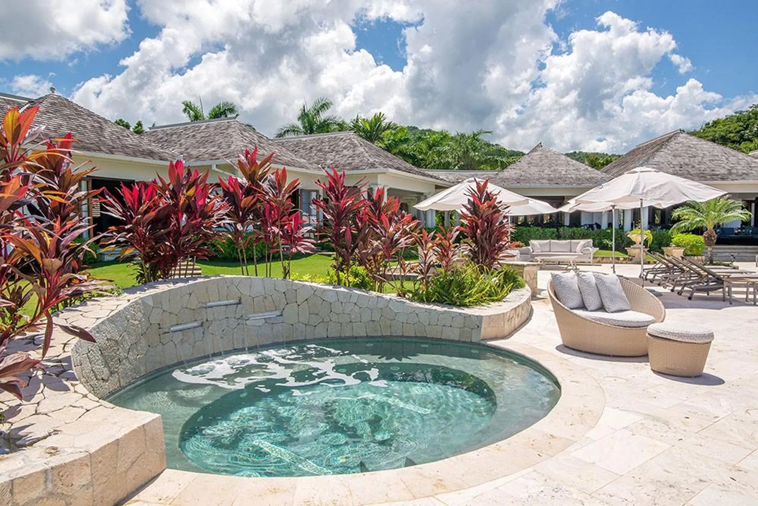 Stunning Sandy Bay Estate with Infinity Pool and Stunning Ocean Views — photograph 7