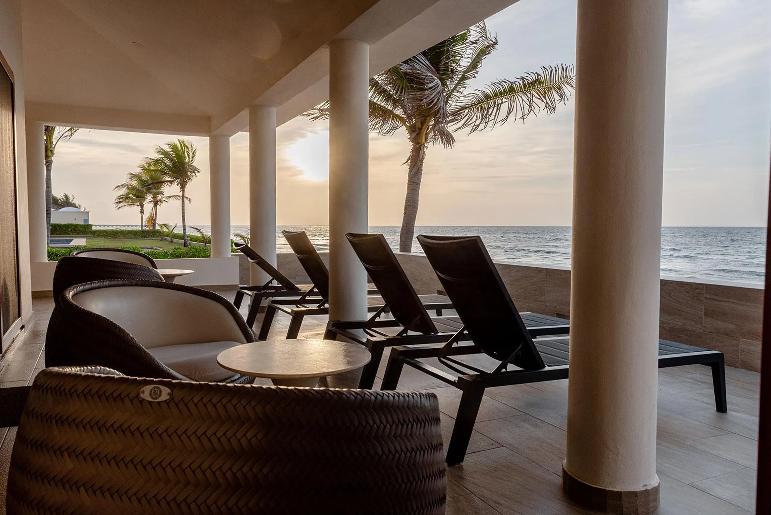 Paraiso Beachfront Modern Luxury Estate with Pool — photograph 7