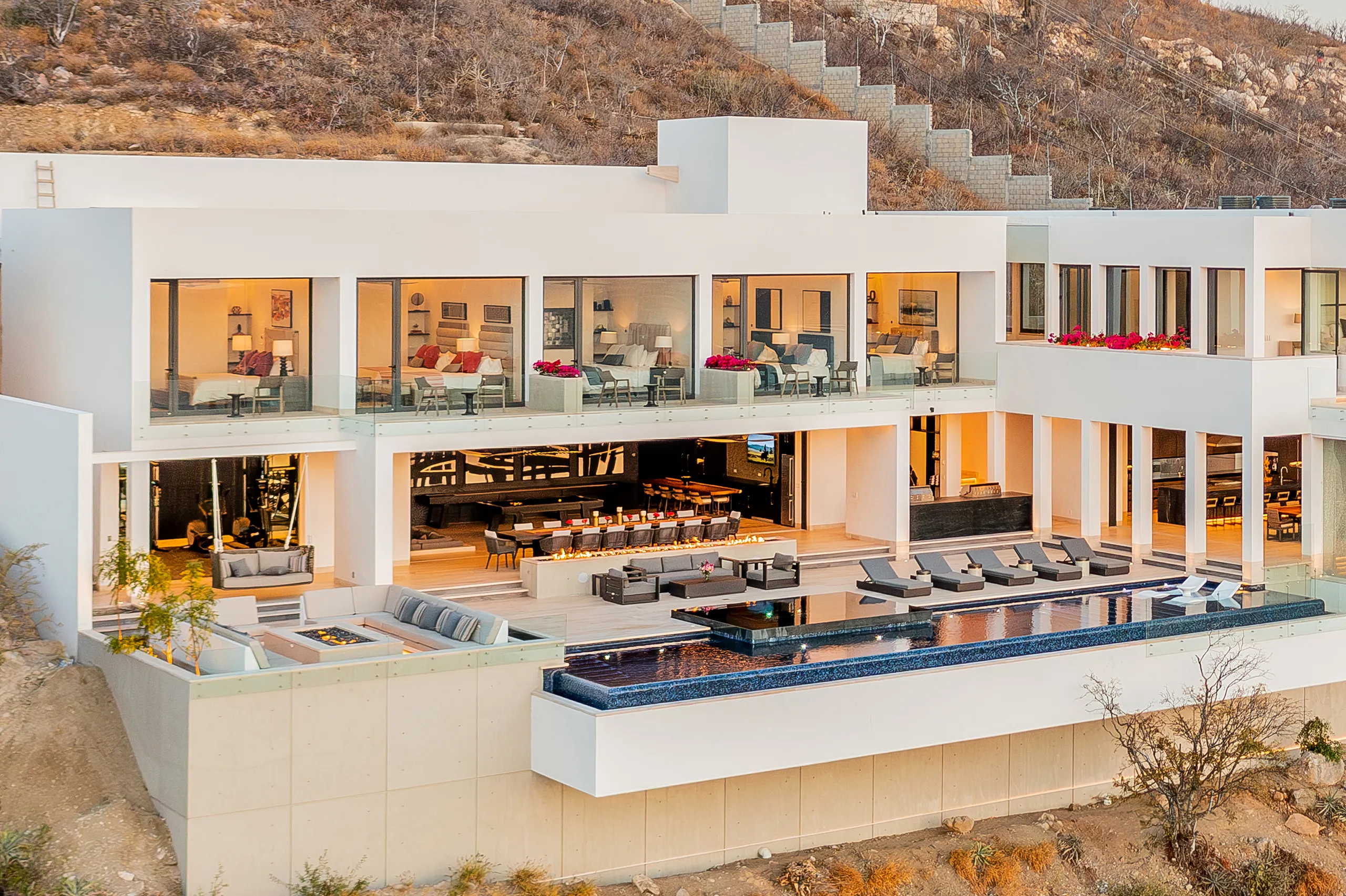 Modern Architectural Estate with Infinity Pool and Spectacular Ocean Views — photograph 8