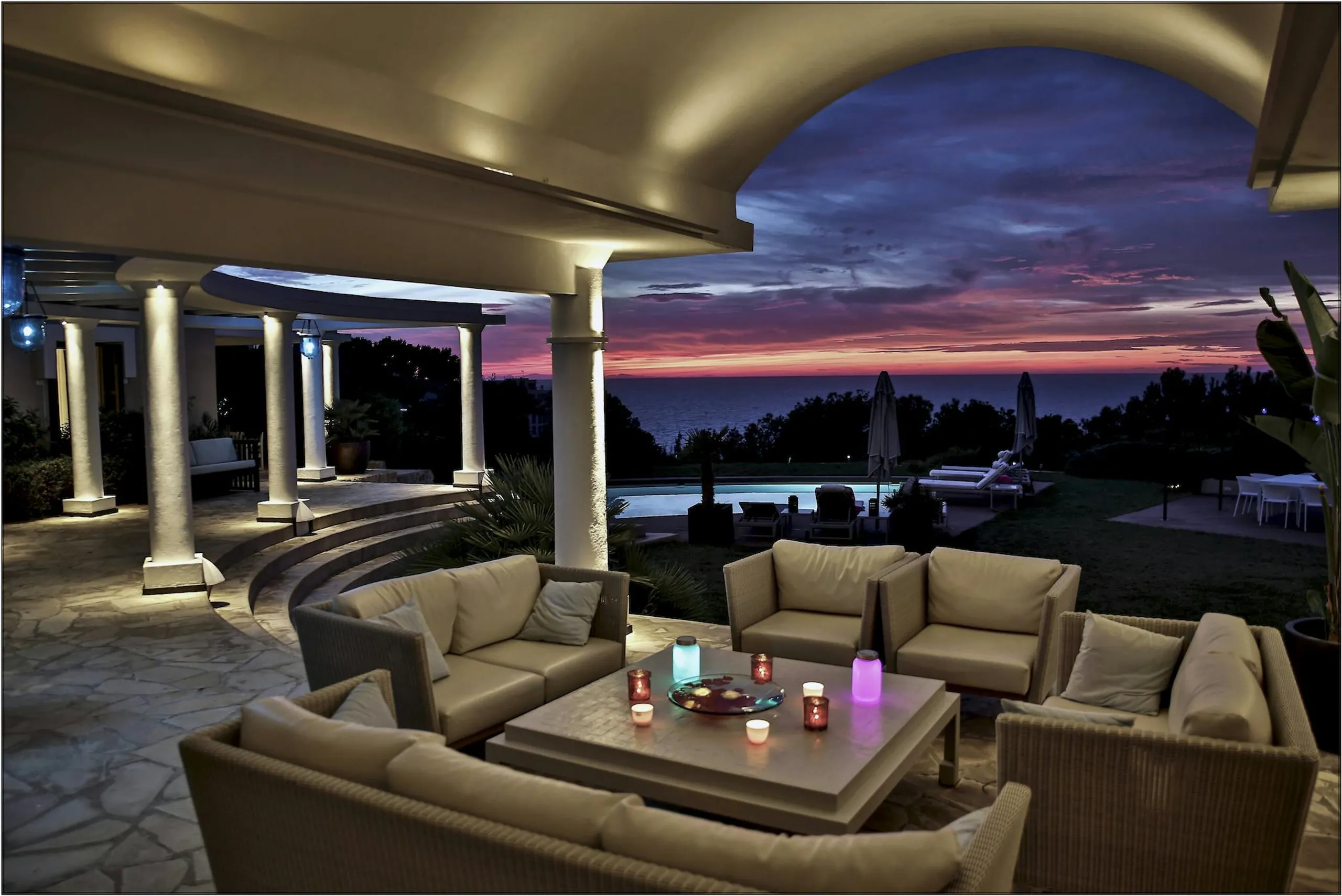 Refined Resort-Style Seaside Villa with Private Trail to Beach — photograph 8