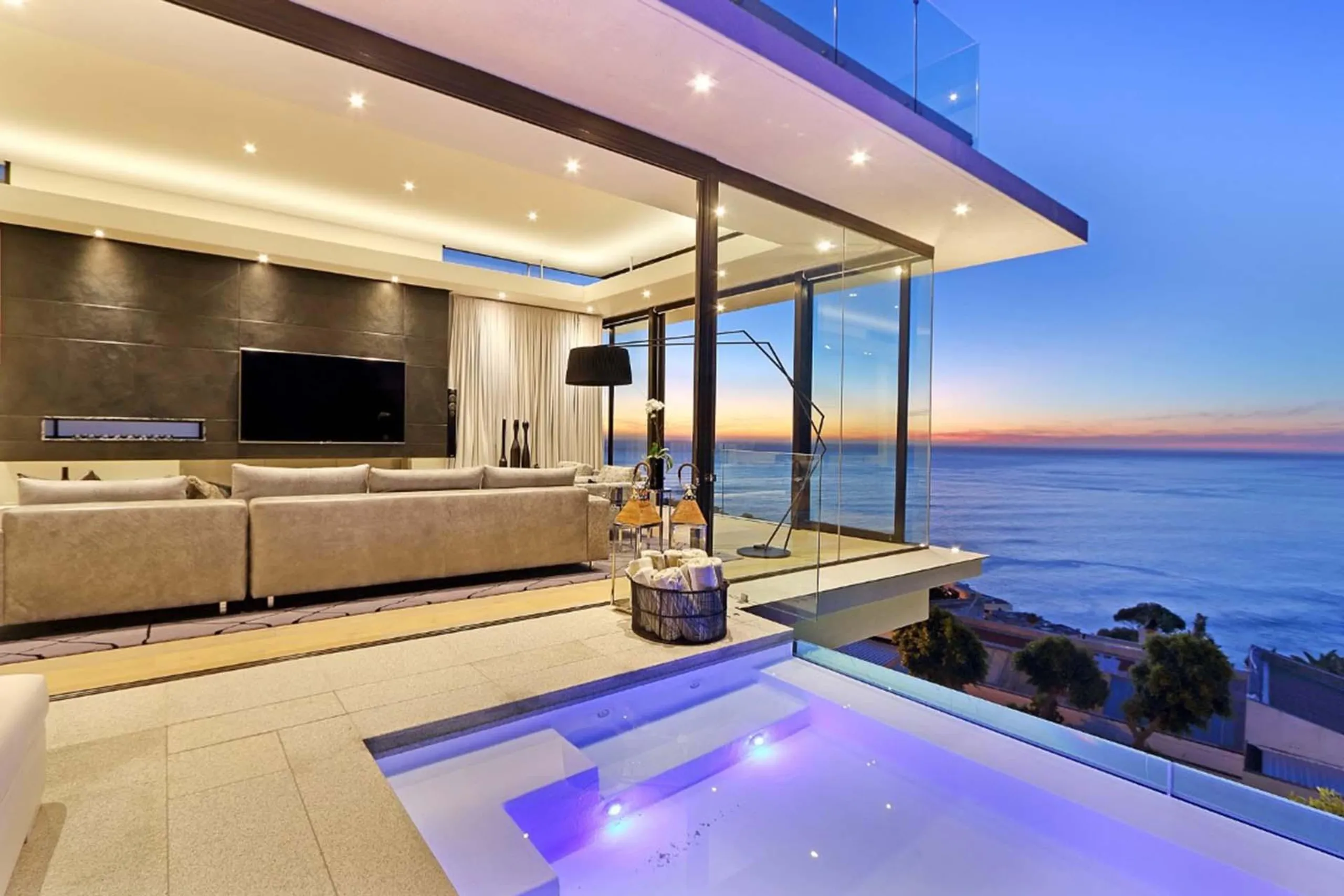 Magnificent Modern Contemporoary Villa with Sweeping Ocean Views — photograph 2