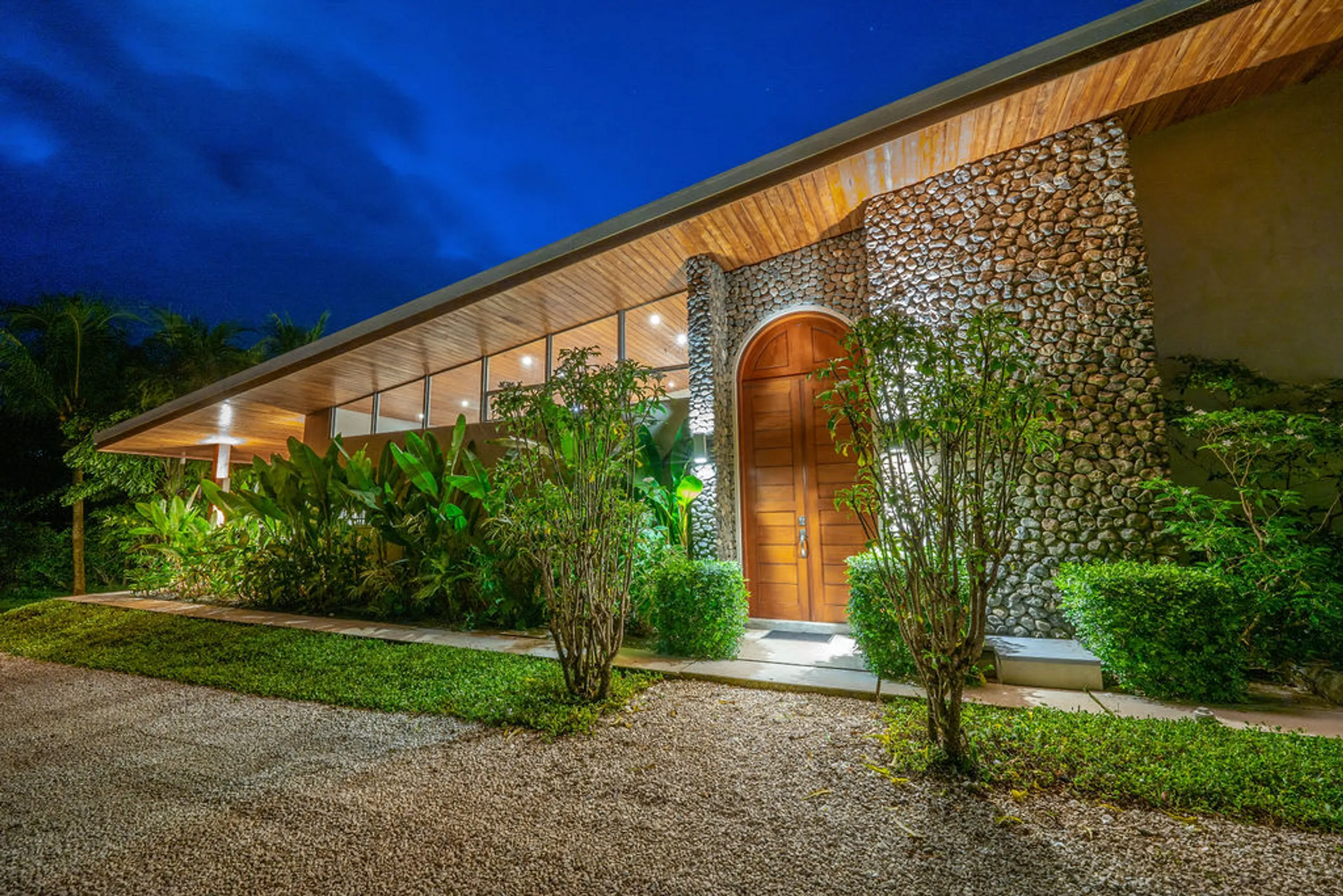 Exquisite Modern Villa with Private Pool, Steps from the Beach — photograph 5