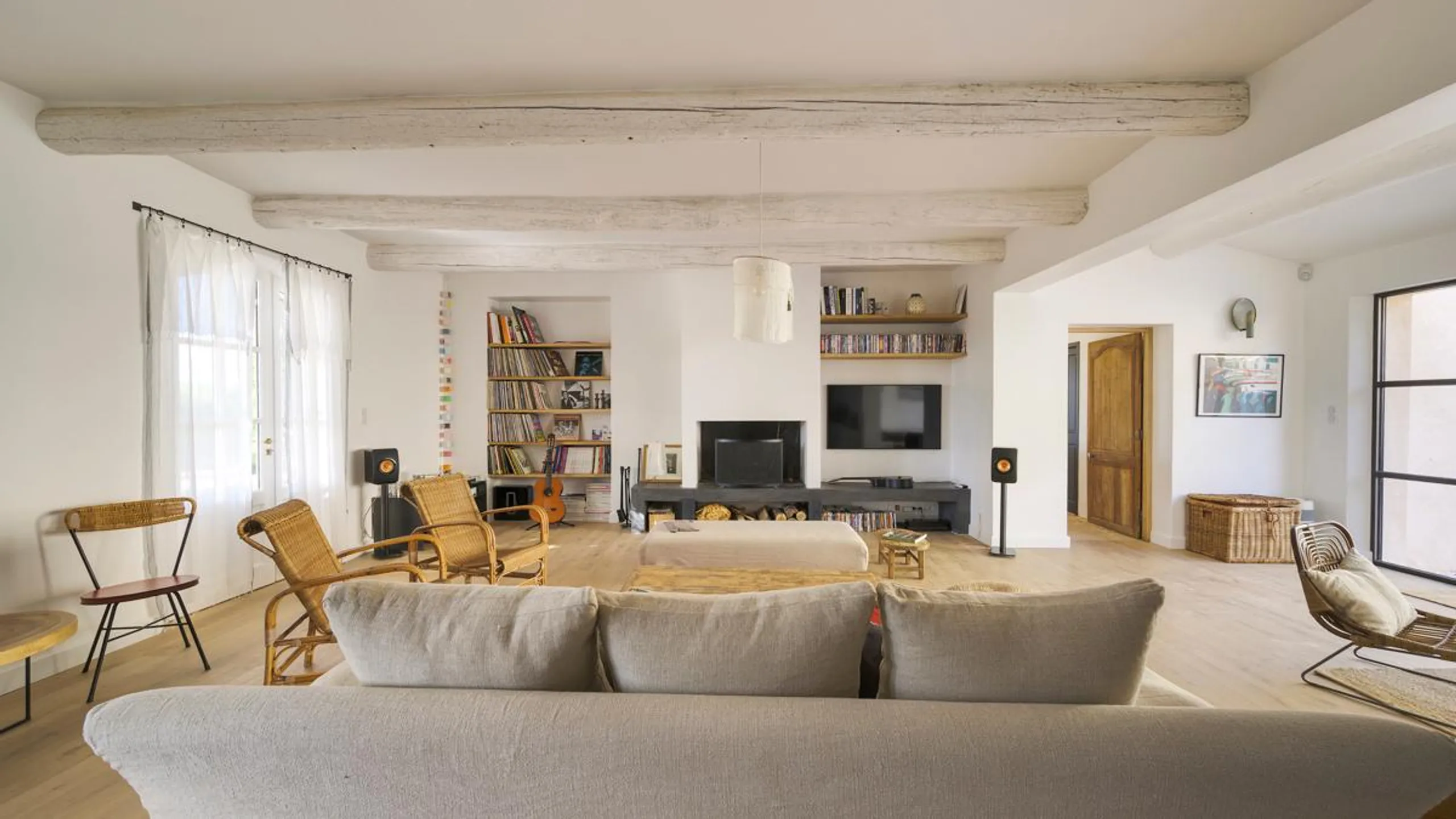 Spacious 7-Bedroom Villa with Heated Pool and Mountain Views — photograph 10