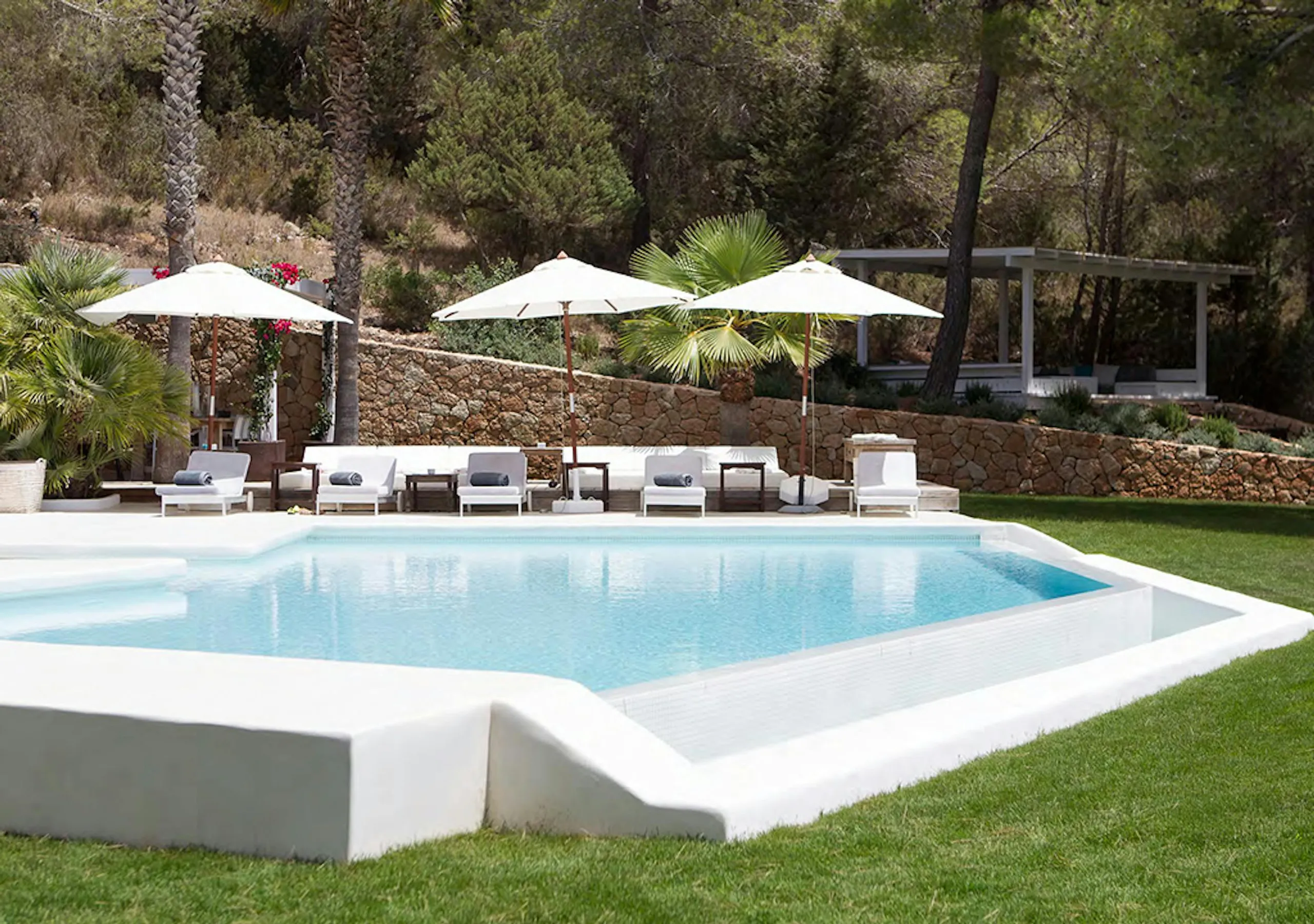 Majestic Ibiza Estate with Private Pool and Sweeping Ocean Views — photograph 6