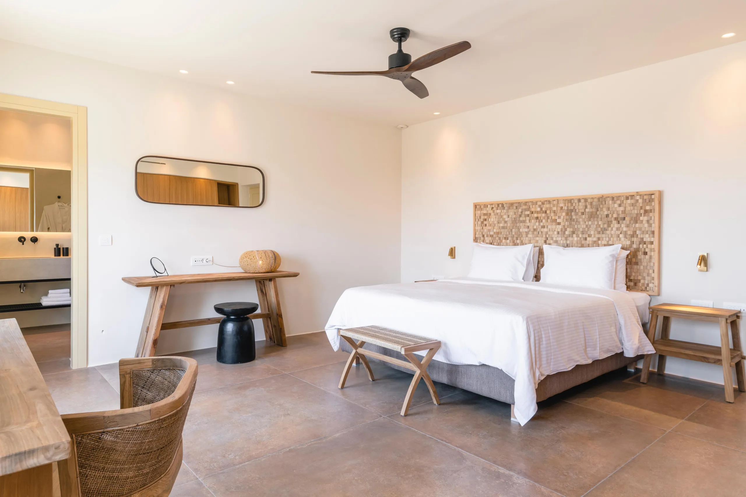 Spacious and Luxuriously Furnished Villa in Mykonos Offering Stunning Views of Aegean Sea — photograph 12