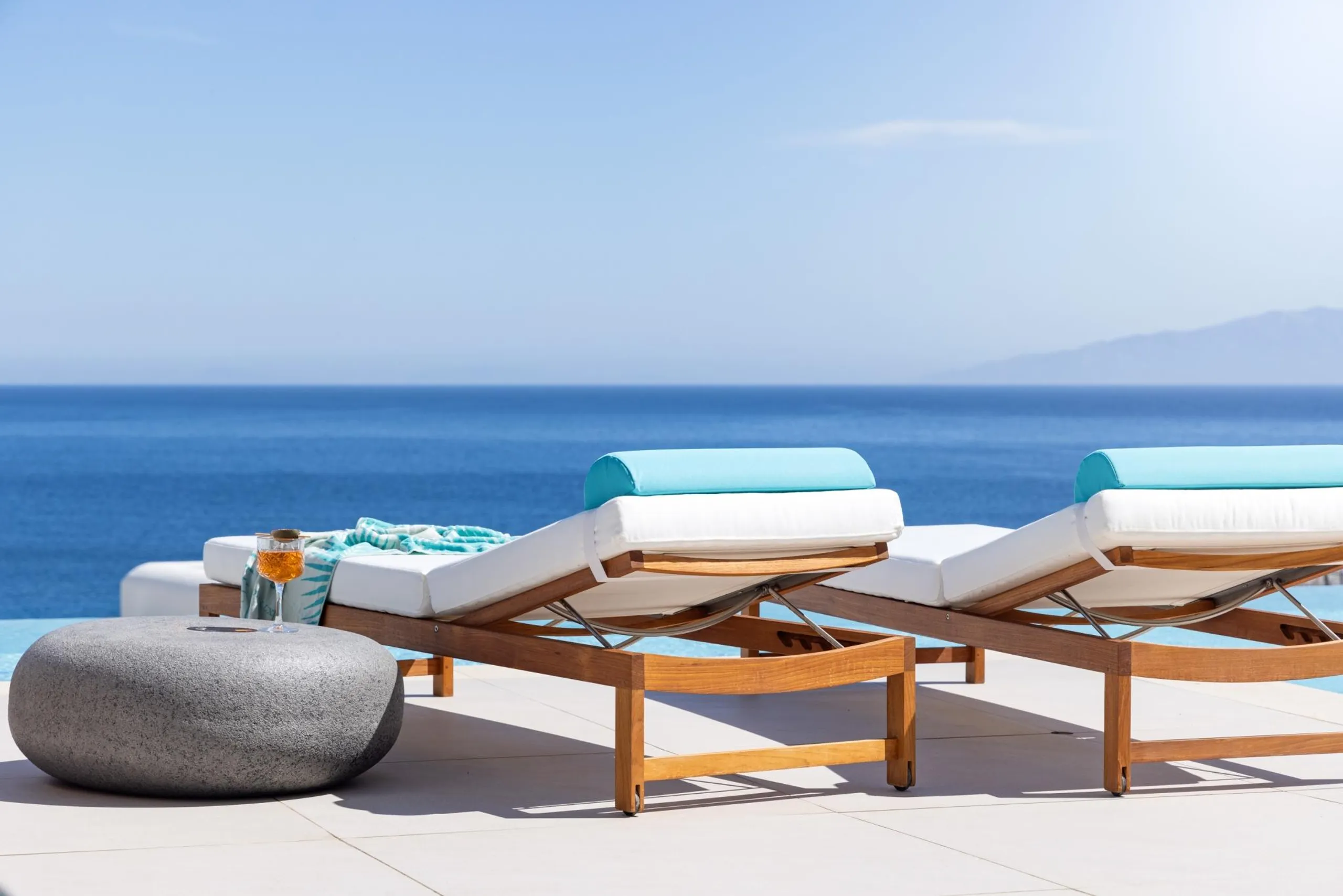 Serene Mykonos Estate with Invigorating Pool — photograph 2
