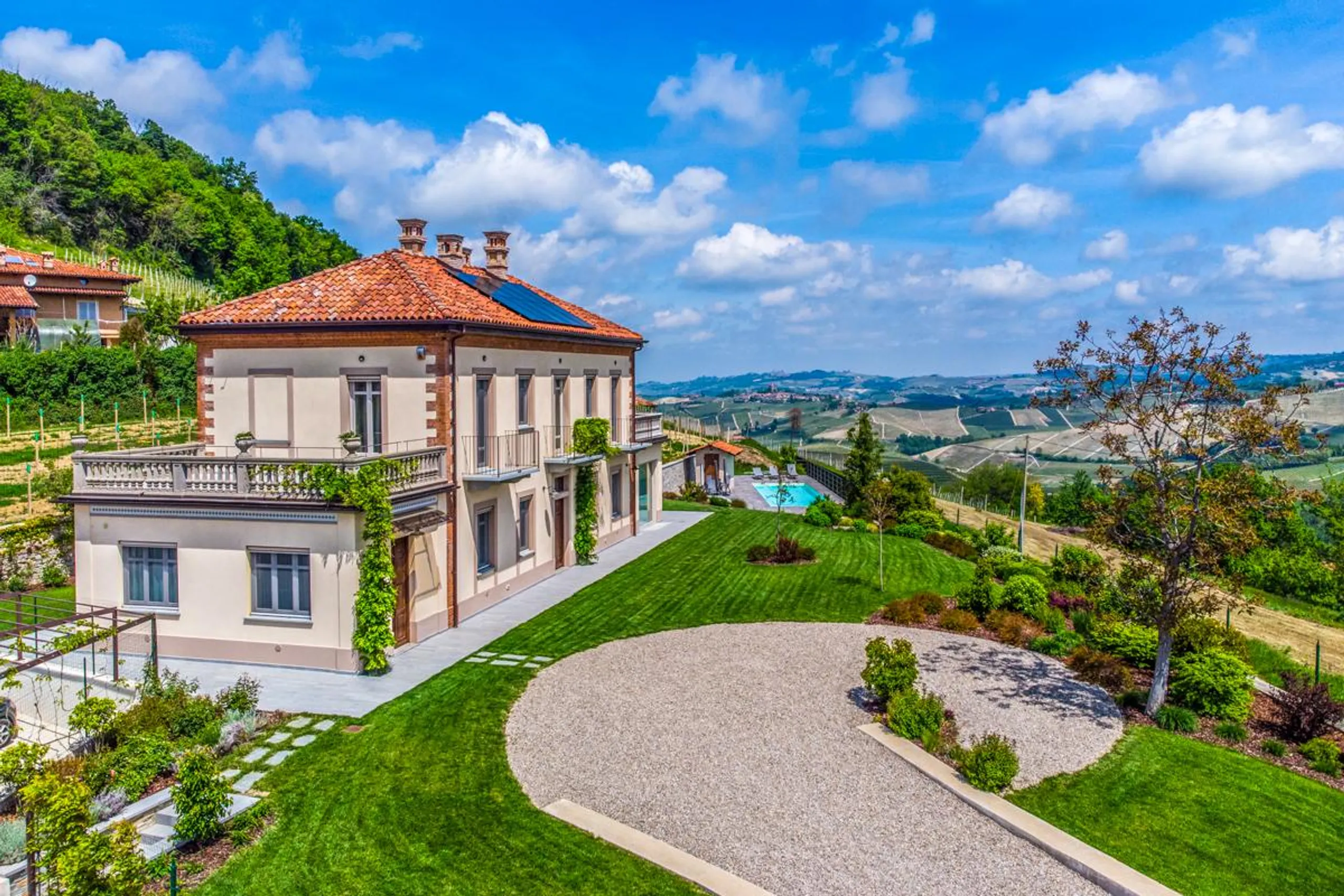 Elegant Countryside Villa in Piedmont with Pool and Vineyard Views — photograph 3