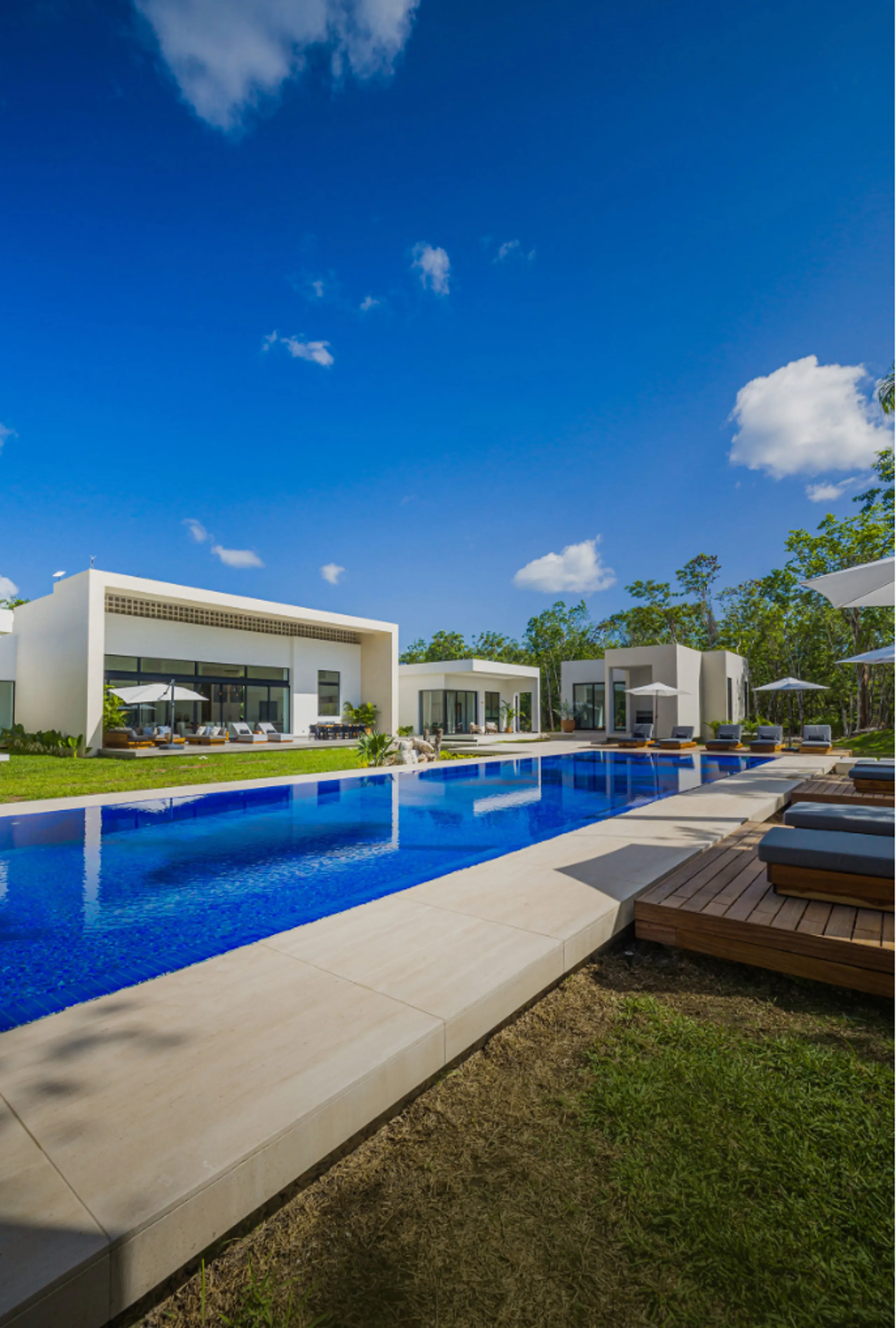 Grandiose Contemporary Architectural Villa with Pool and Jungle Views — photograph 11