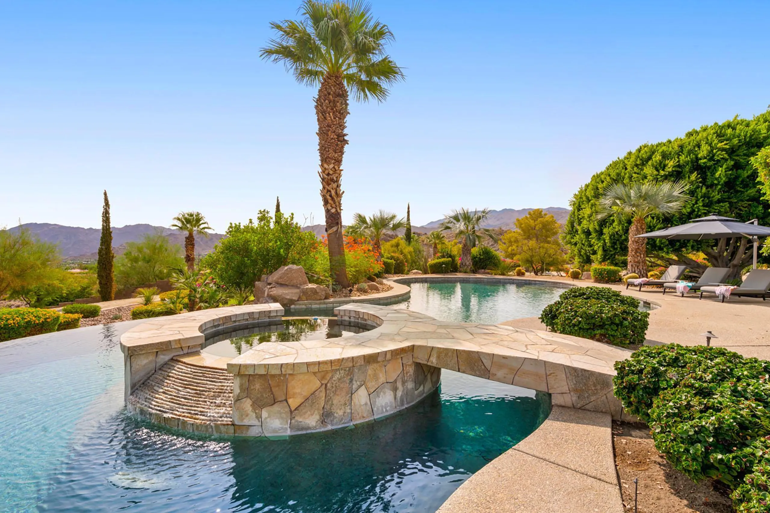 Incredible Paradise Estate with Private Golf, Pool, and Wet Bar — photograph 4