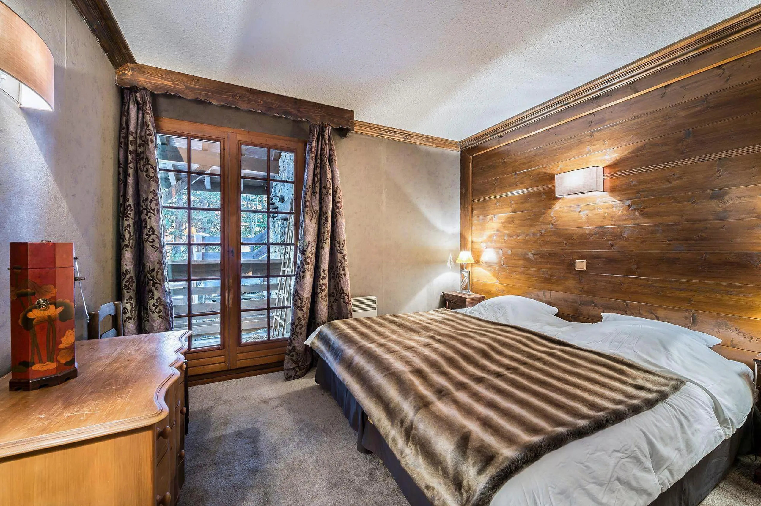 Exquisite 7BR Villa with High-End Amenities and Snowy Mountain Views — photograph 12