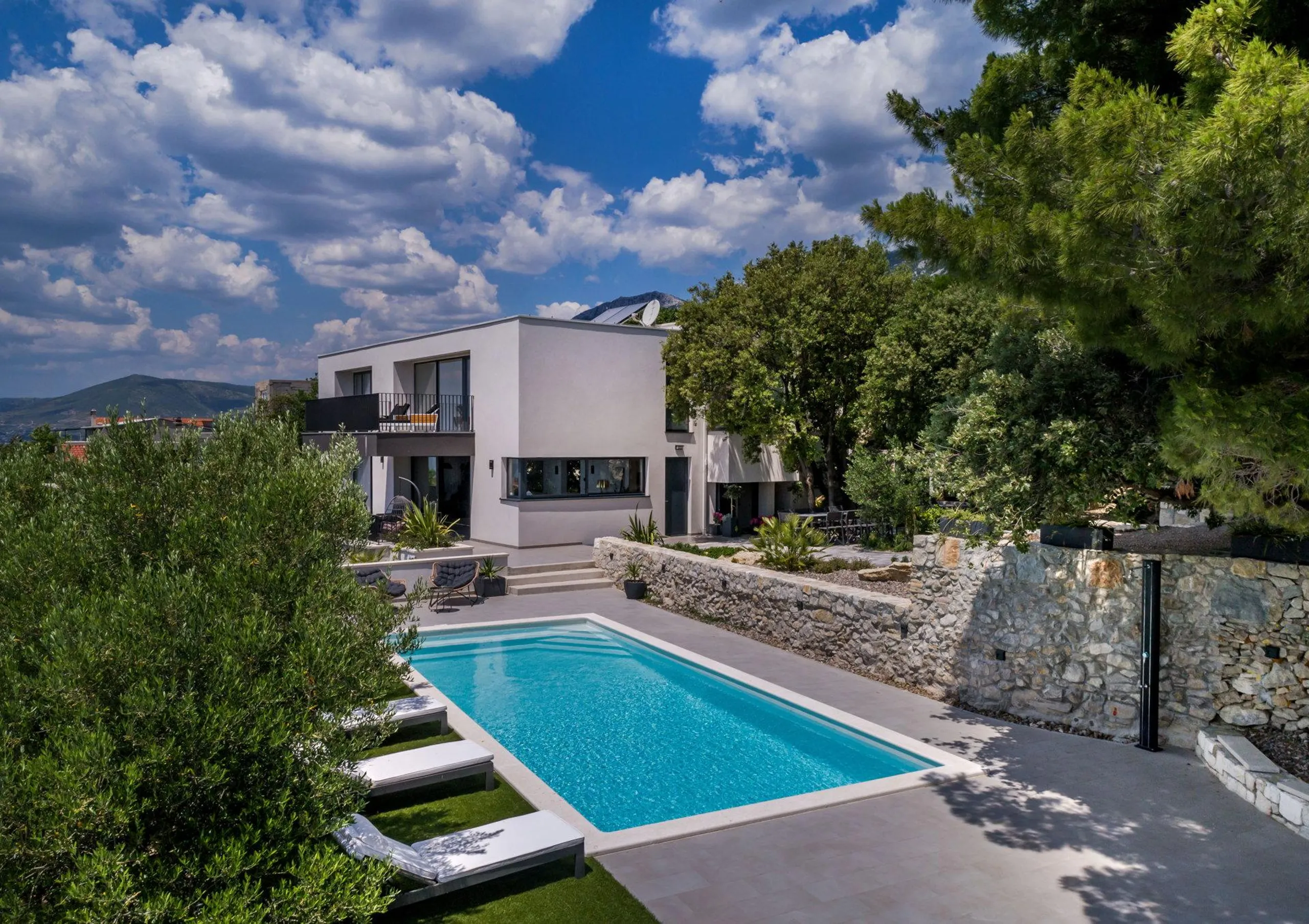 Richly textured Villa with Pool, Sauna, Verdant Garden and Sea Views — photograph 6