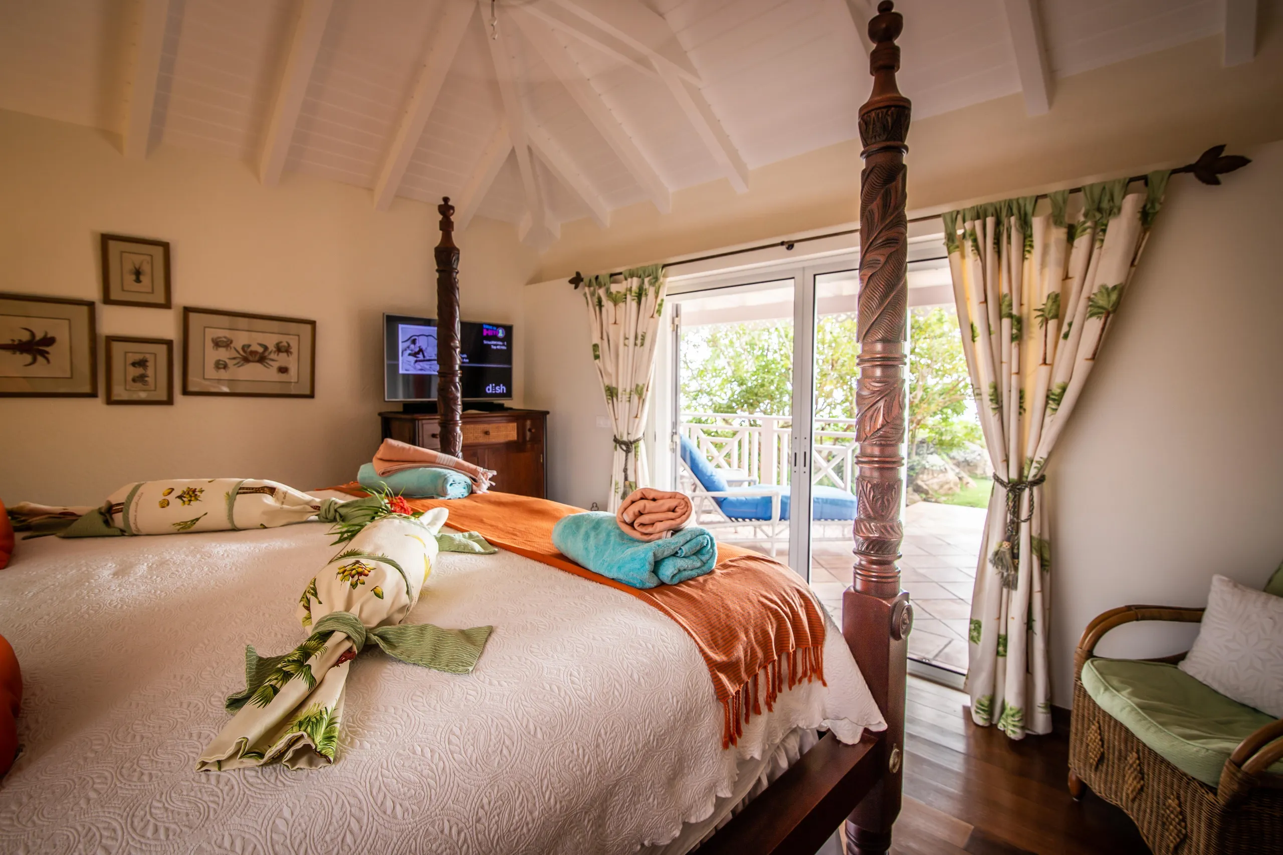 Noble Tropical Villa with Infinity Pool and Walks to Beach — photograph 9