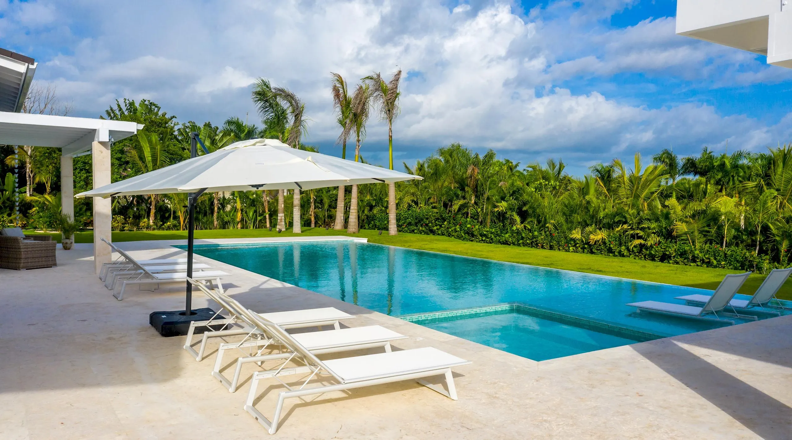 Sumptuous Paradise Estate with Private Pool and Fitness Room — photograph 3