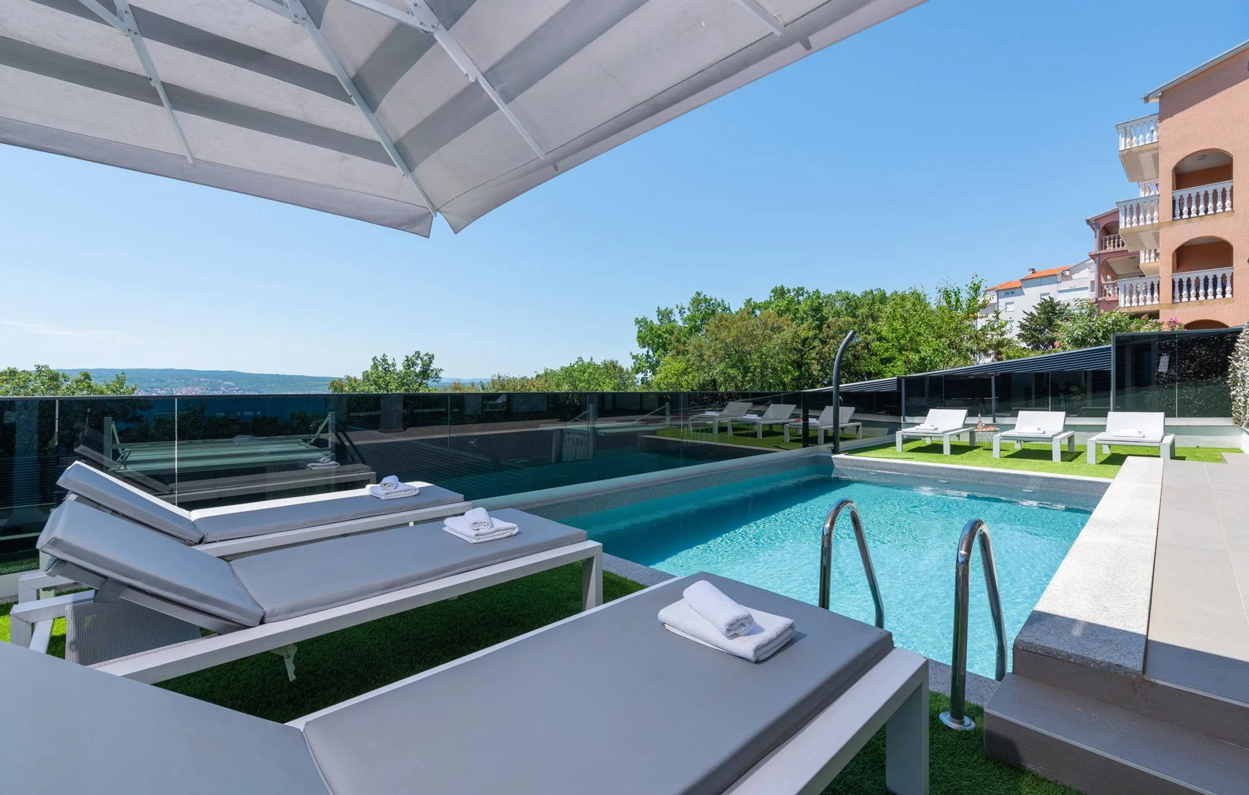 Sensational Villa with Heated Pool and  Enchanting Sea — photograph 3