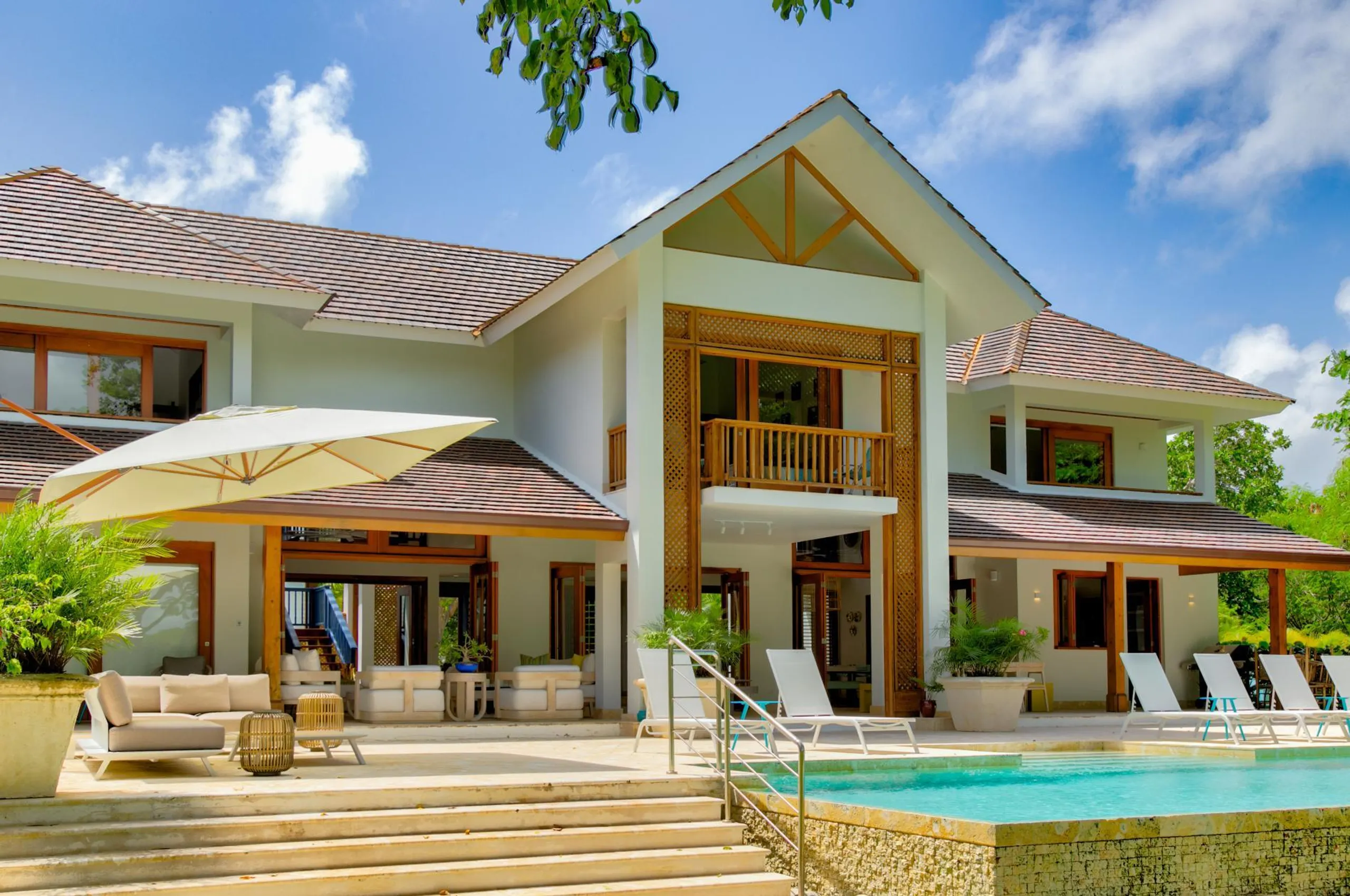 Idyllic Villa with Private Pool Surrounded by Golf Courses and Lush Green Meadows — photograph 7