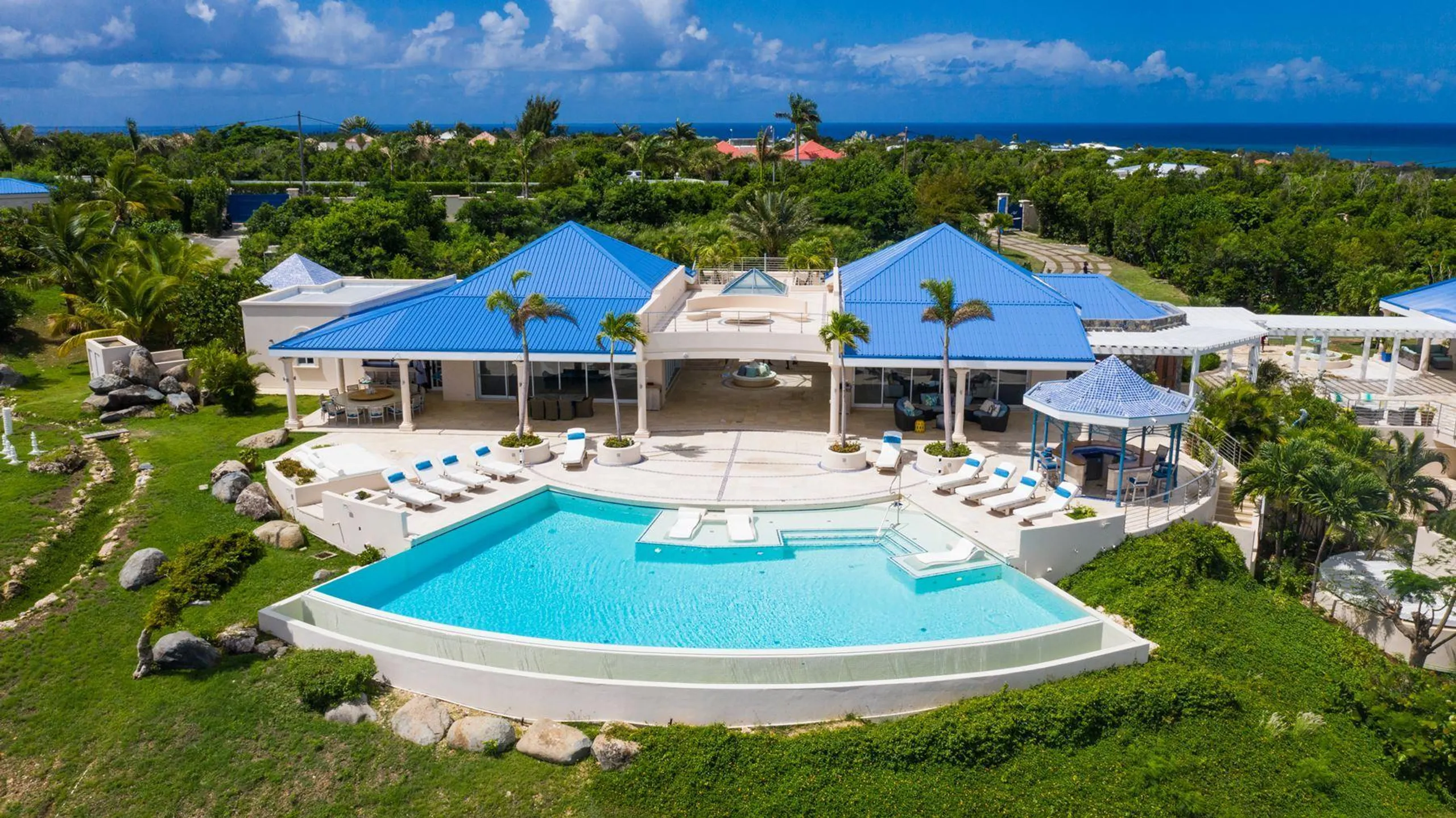 Majestic Clifftop Luxury Estate with Infinity Pool and Breathtaking Ocean Views — photograph 4