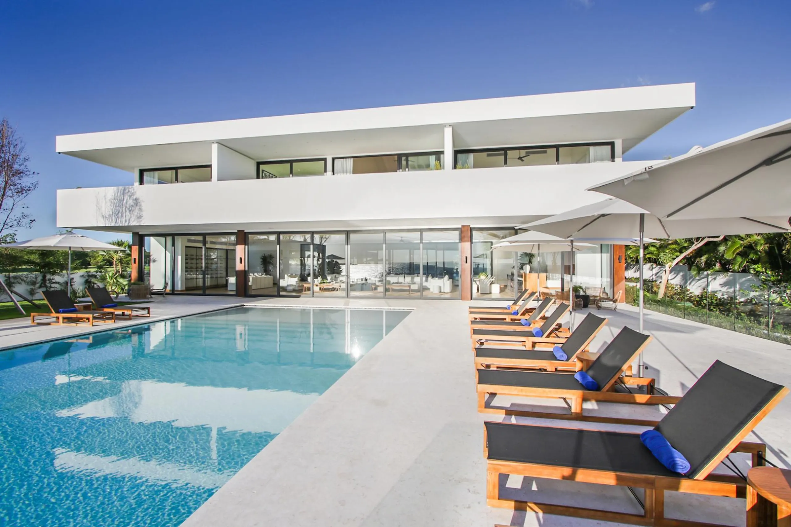 Sumptuous 12BR Sanctuary with Private Pool and Stunning Views — photograph 2