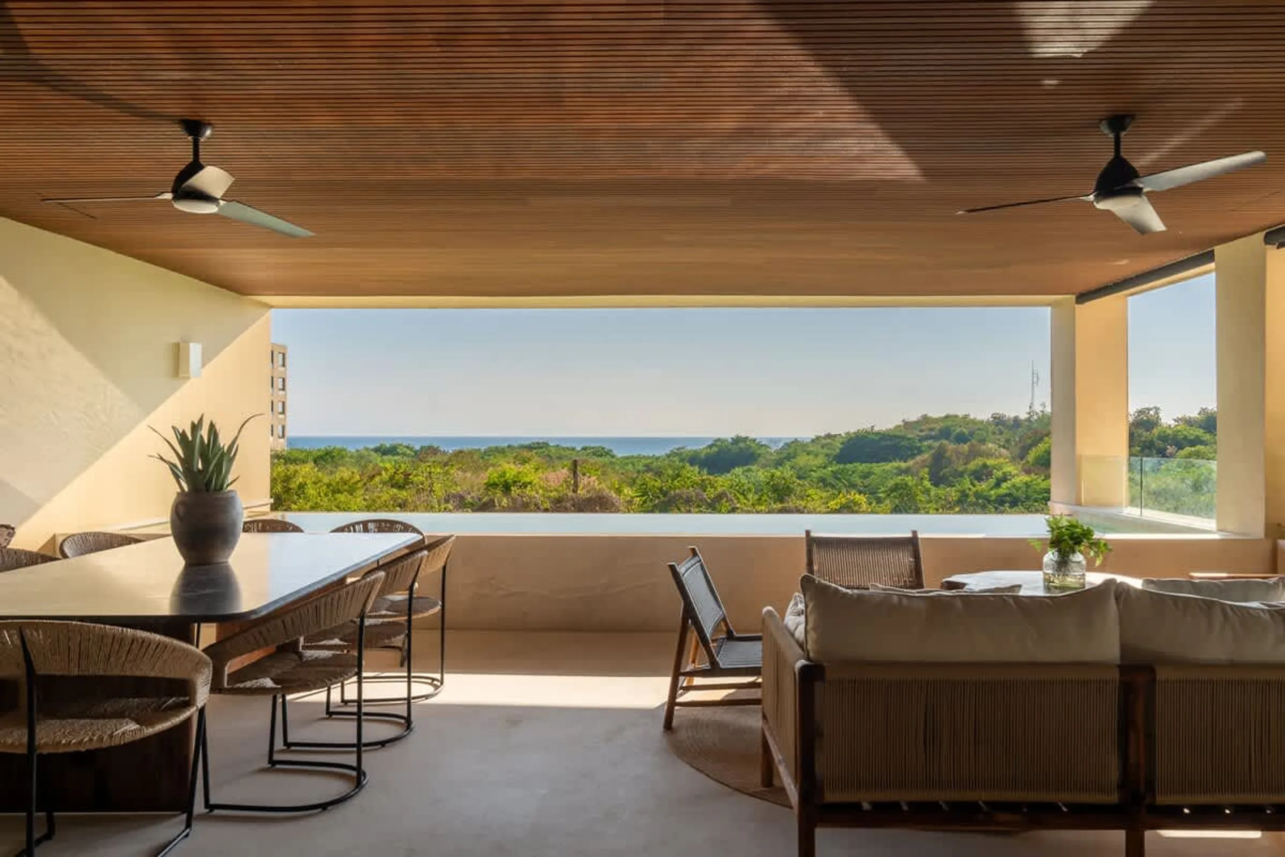 Airy and Spacius Contemporary Villa with Pool and Premier Golf Access — photograph 4