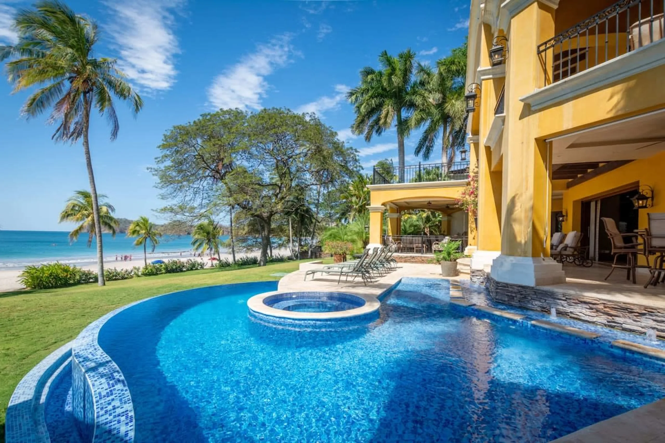 Beachfront Mediterranean-Style Villa with Private Infinity Pool, and Ocean Views — photograph 4