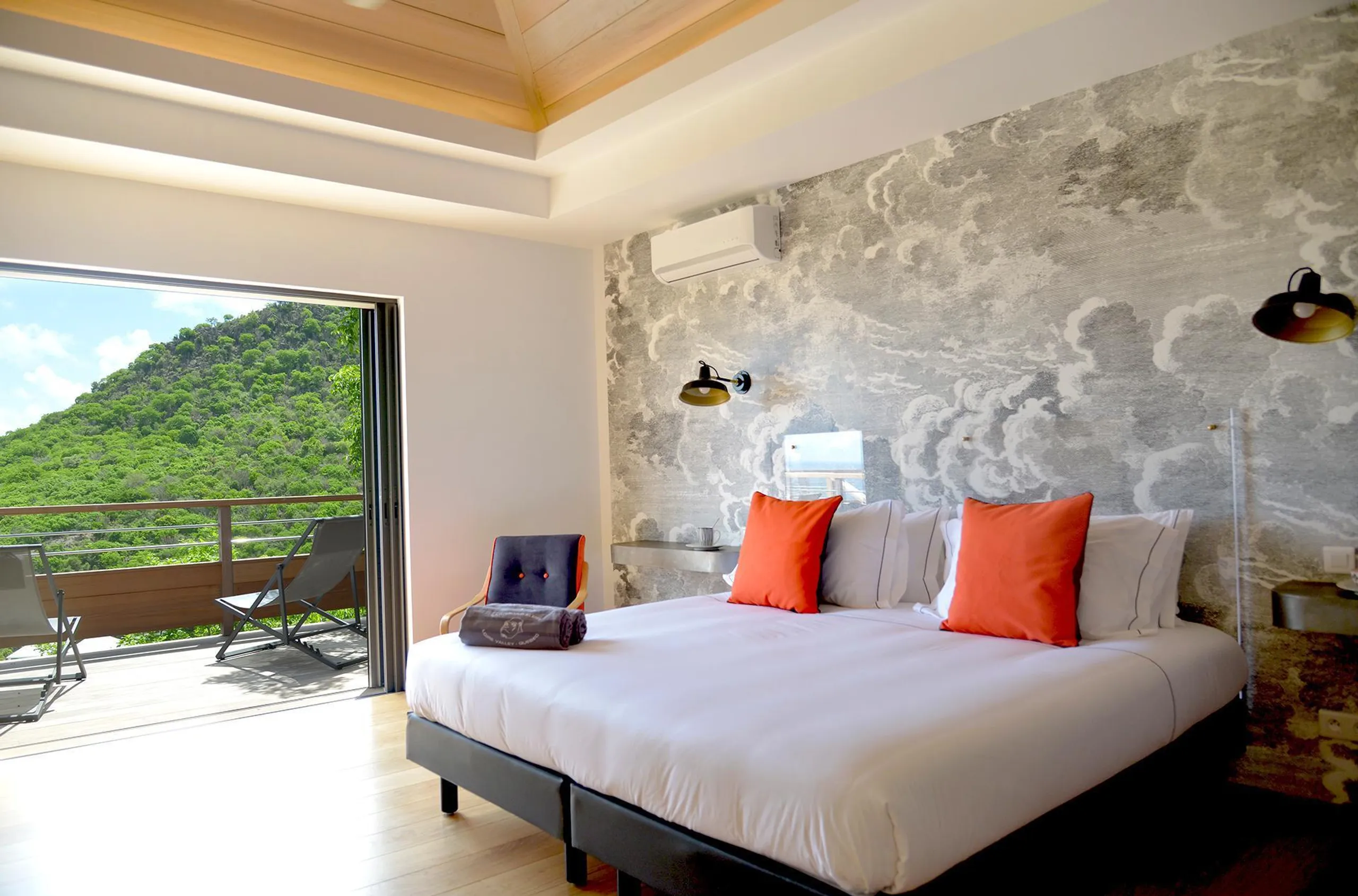 Serene Tropical Estate with Infinity Pool and Sweeping Ocean Views — photograph 6