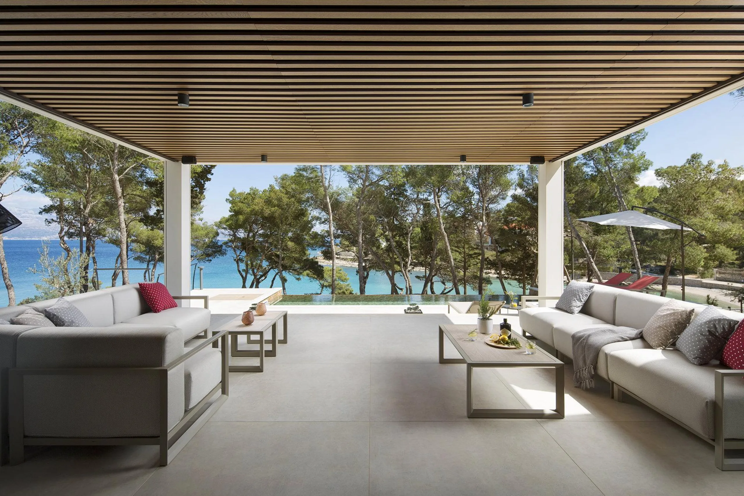 Exhilarating Beachfront Villa Haven with Private Infinity Pool in Charming Sutivan, Brac — photograph 12