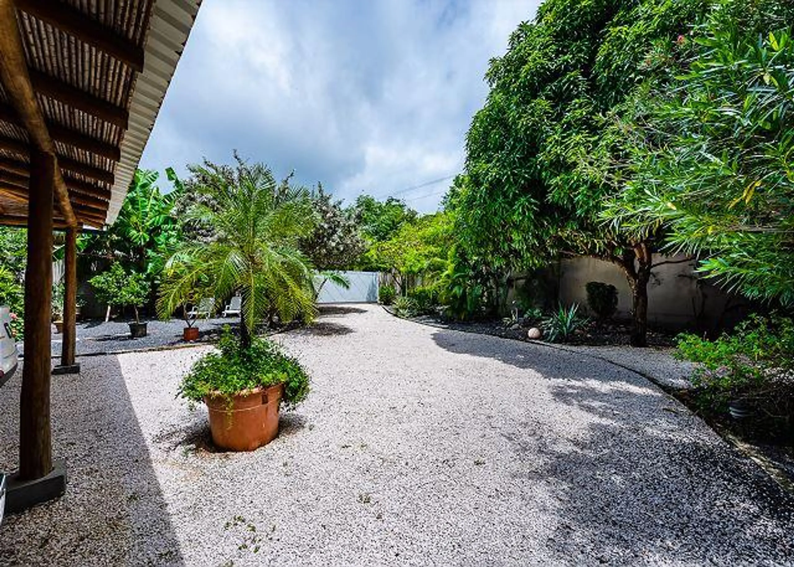 Tropical Luxury Villa with Private Pool, Beach Access and Lush Grounds — photograph 8