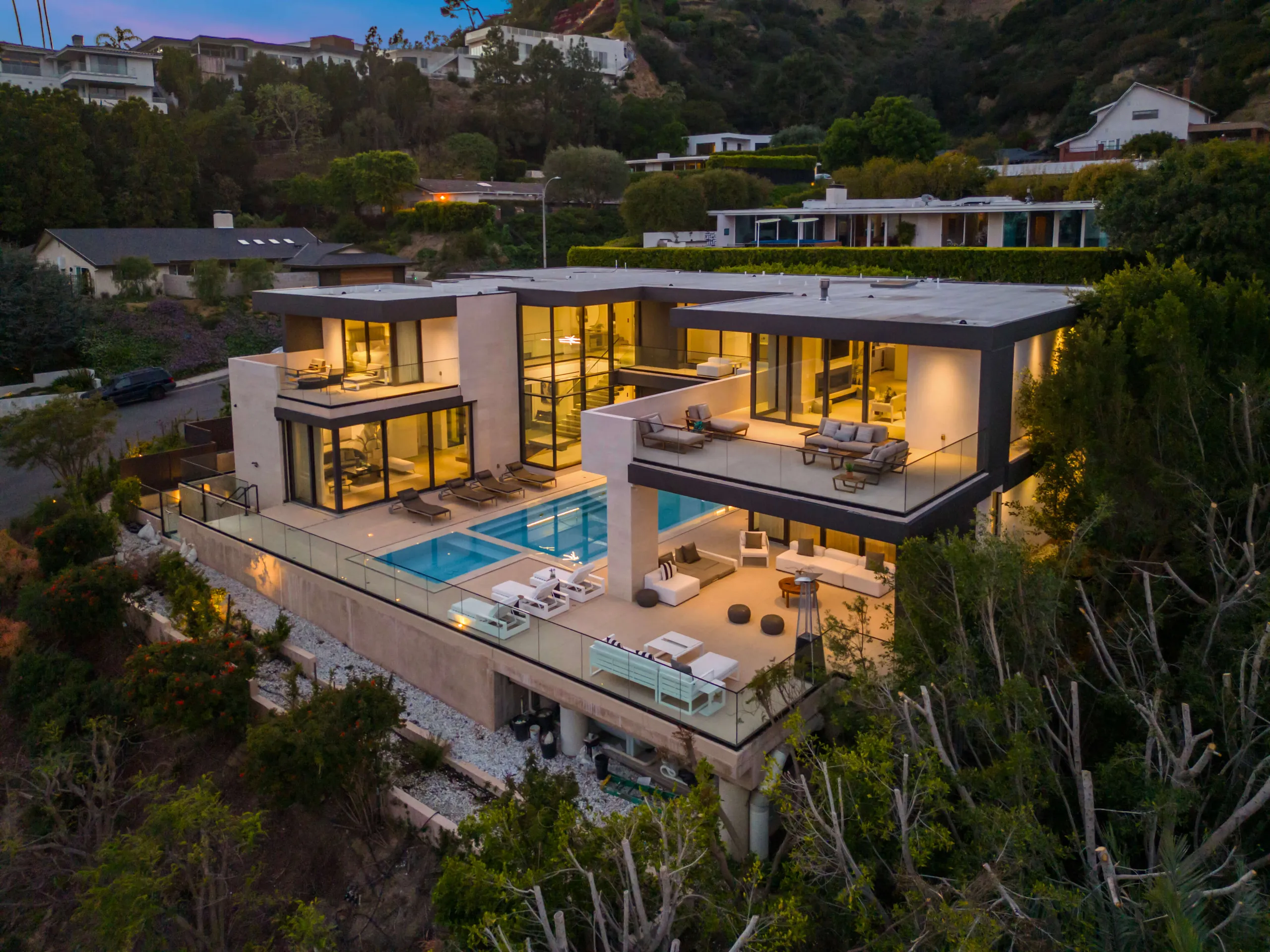 Modern Luxe Beverly Hills Estate with Infinity Pool and Panoramic Views — photograph 5