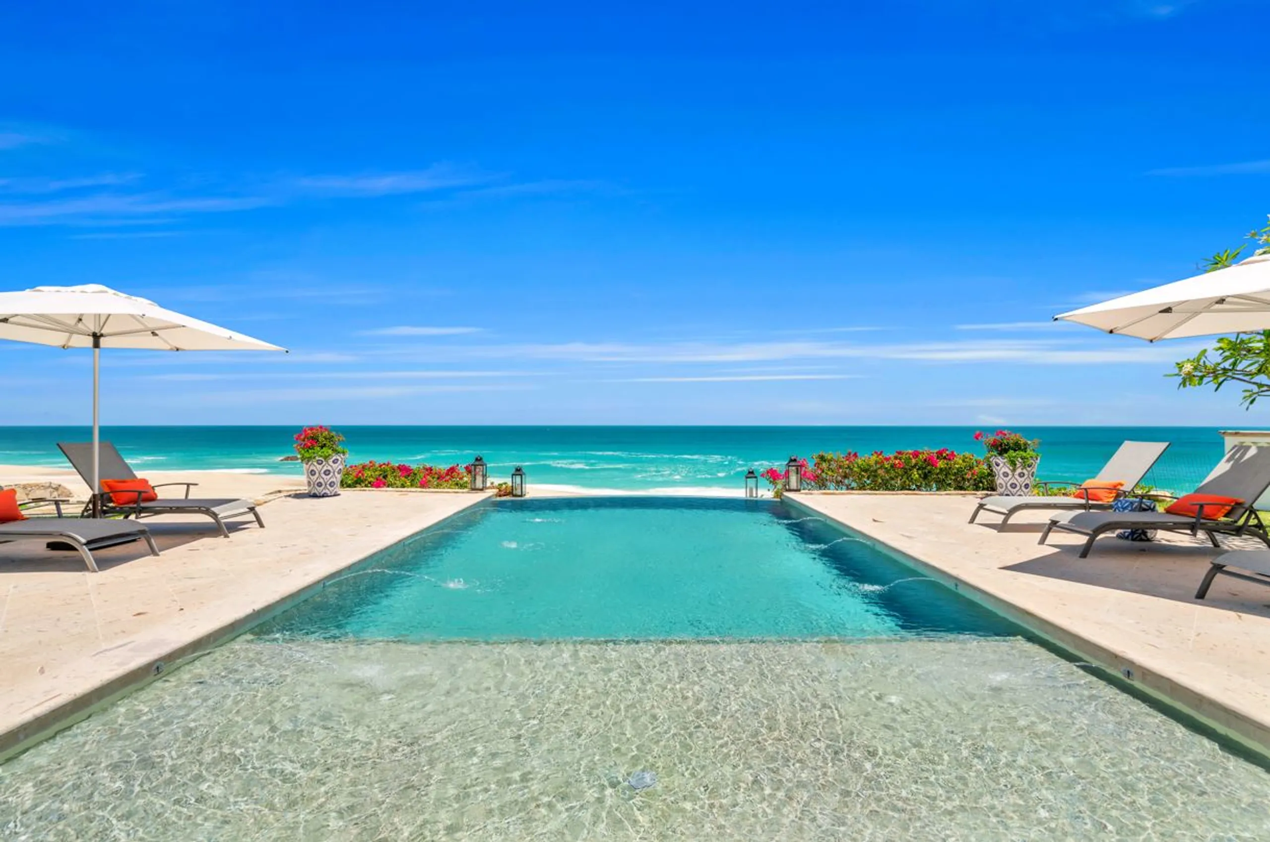 Invigorating Beachfront Villa with Private Infinity Pool, Resort Access and Sea Views — photograph 6