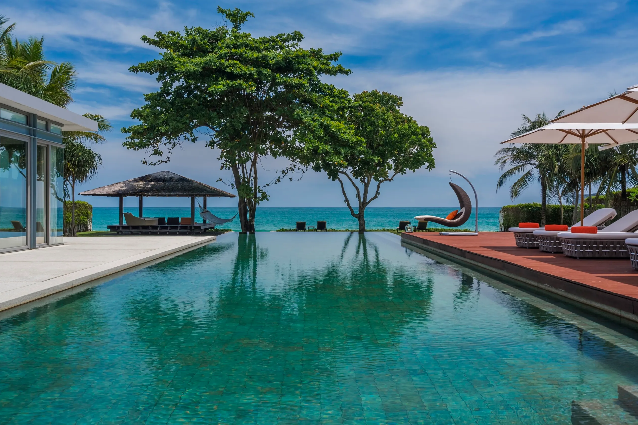 Deluxe Oceanview Villa with Infinity Pool — photograph 4