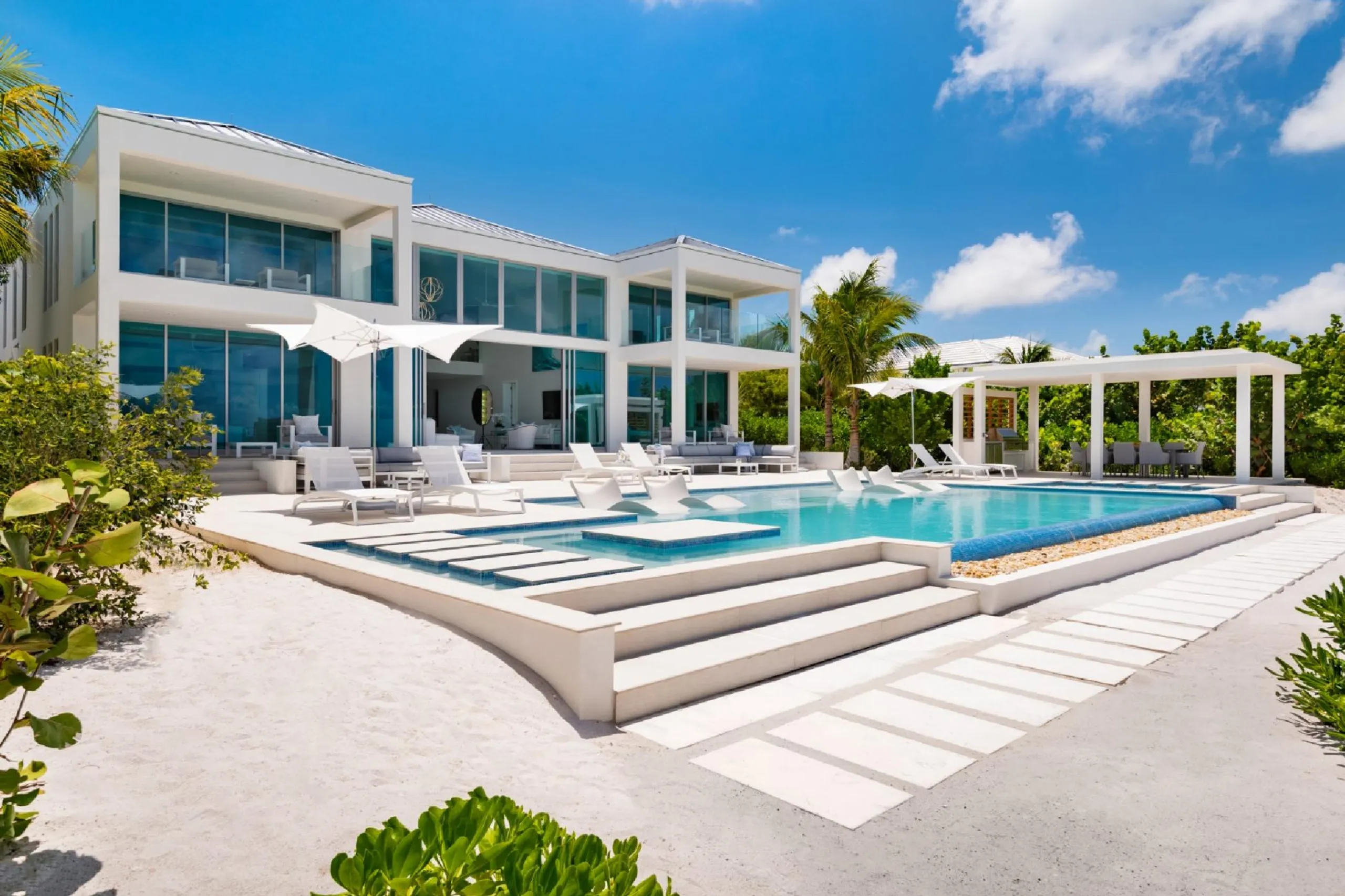 Ultra Modern Grand Architectural Estate with Ocean Views and Infinity Pool — photograph 2