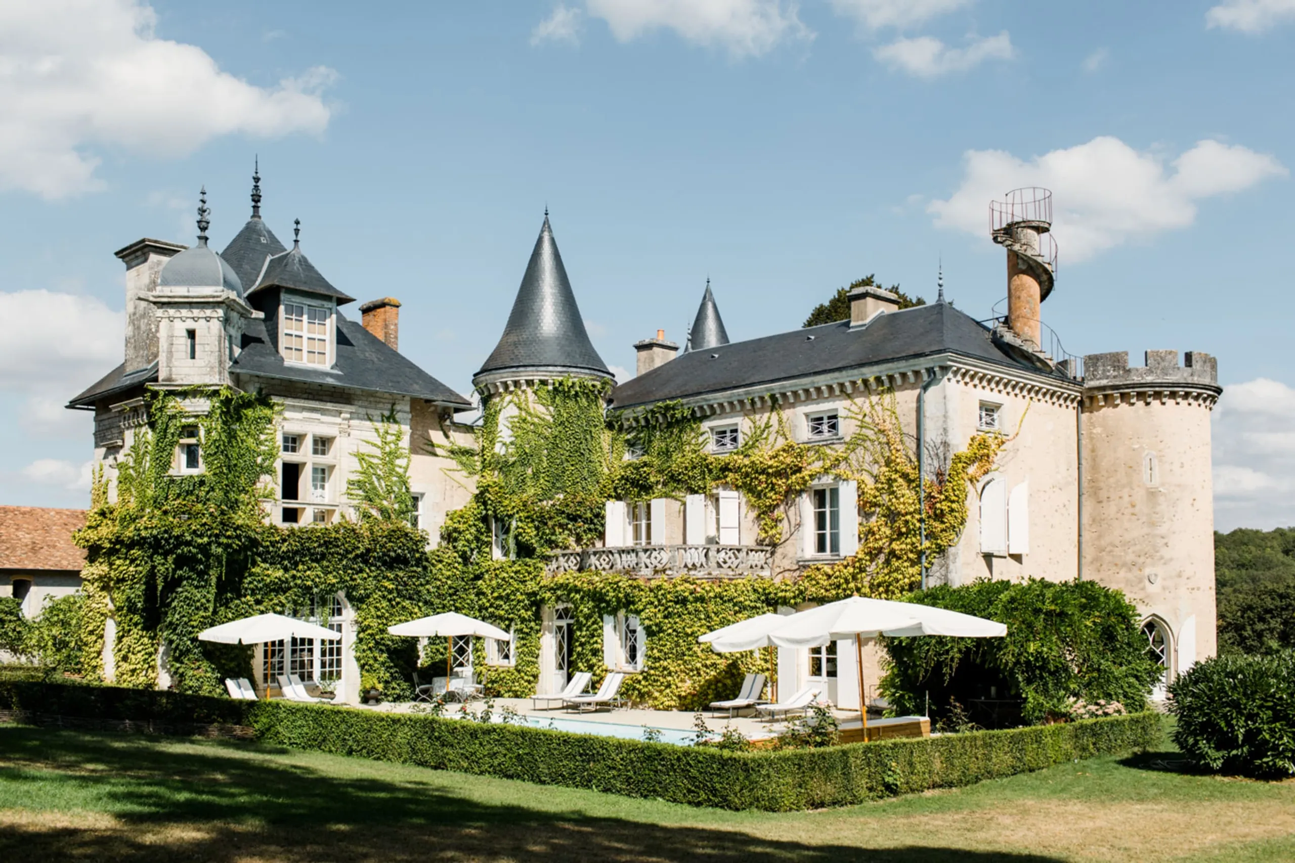 Breathtakingly Beautiful 16th Century Estate with Private Pools and Overlooking Views of Anglin River — photograph 3