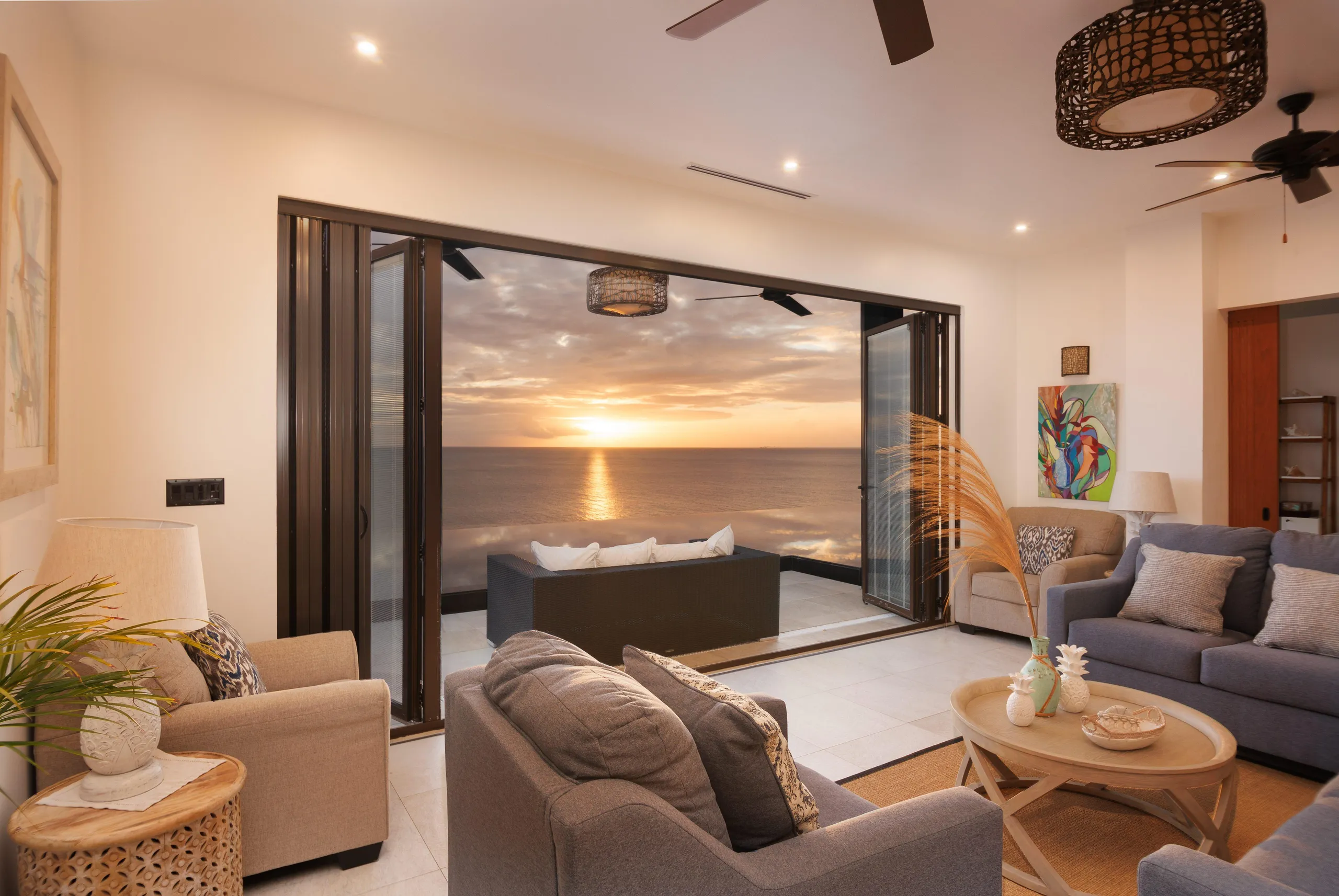 Magnificent Oceanfront 5-Bedroom Villa with with Infinity Pool, Private Garden and Sunset Views — photograph 9