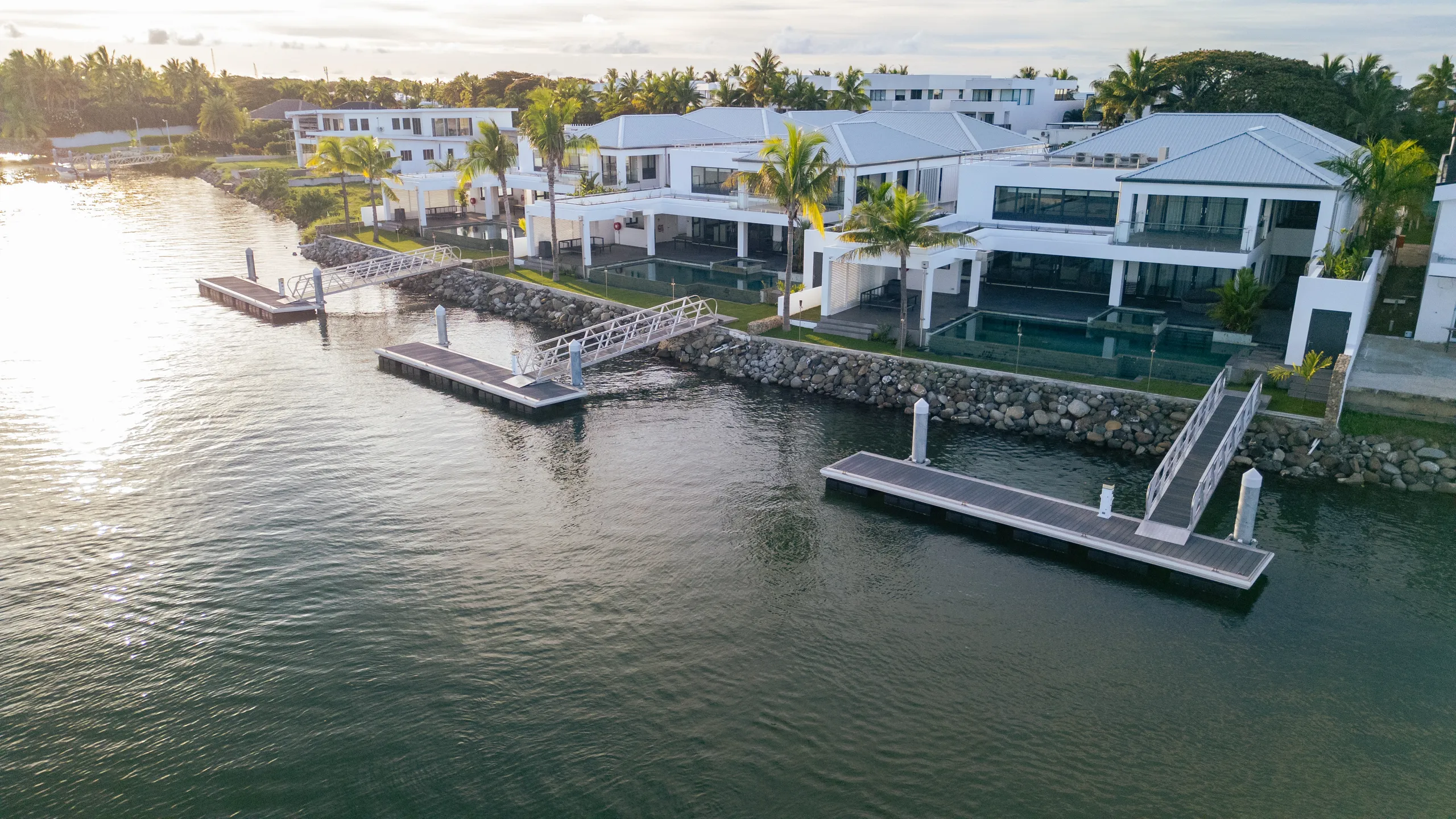 Captivating Beachfront Villa with Private Pool and Terrace — photograph 2