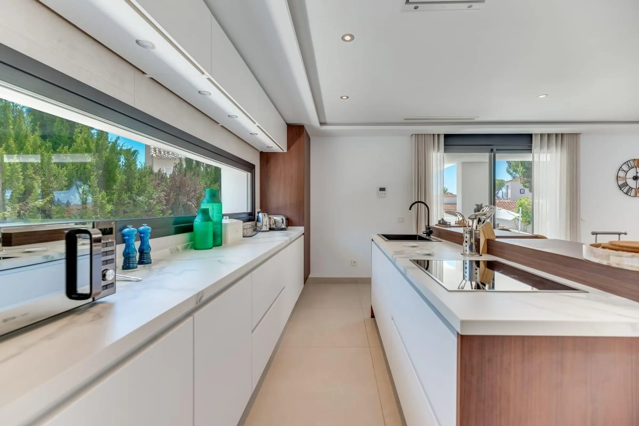Contemporary Modern Estate with Private Pool and Breathtaking Panoramic Views — photograph 8