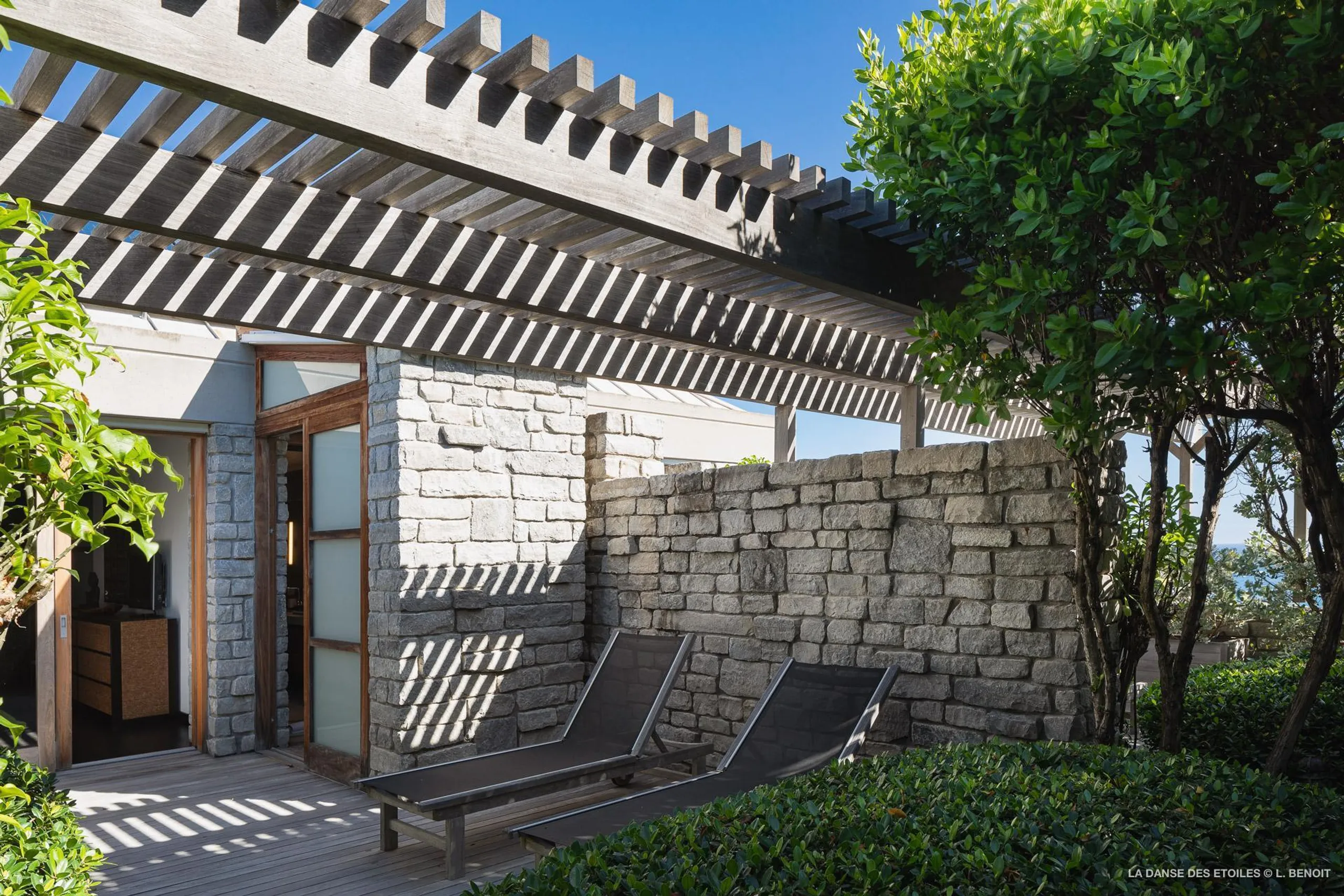 Impeccably Designed Seaside Villa with Infinity Pool and Panoramic Ocean Views — photograph 10