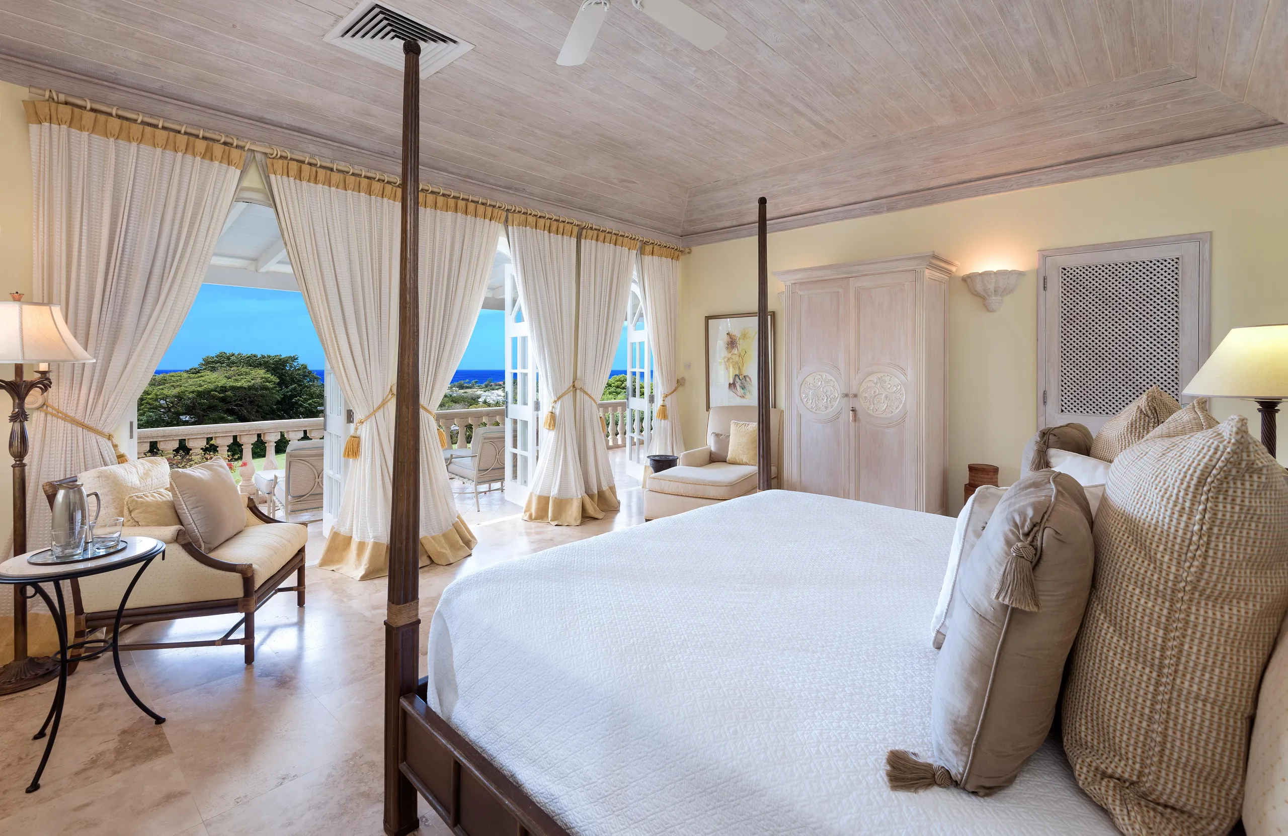 Colonial Styled Five-Bedroom Villa with Private Pool, Golf Course and Western Coastline Views — photograph 10