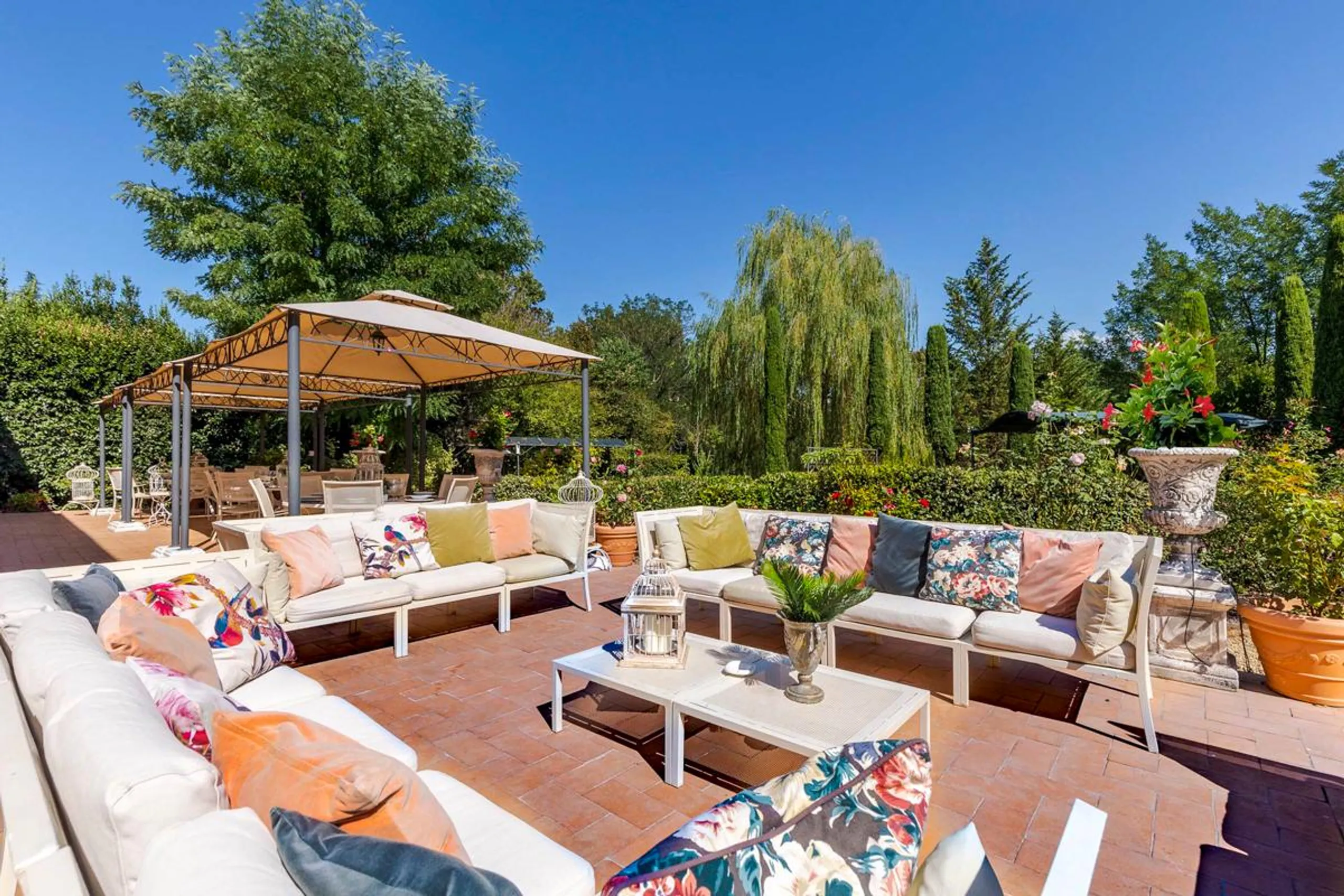 Luxurious 16th Century Villa with Private Pool, and Scenic Garden Oasis — photograph 11
