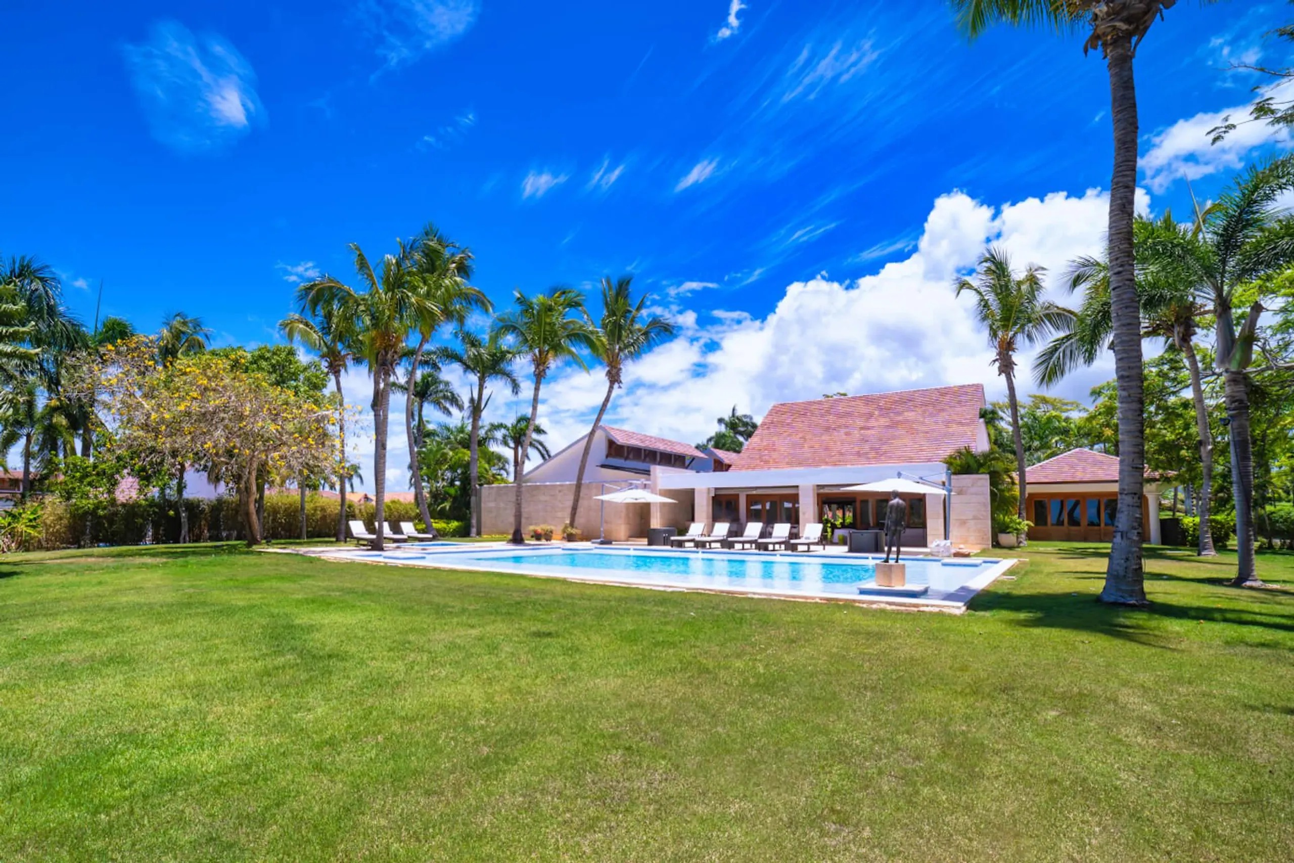 Experience Paradise: A Villa with Pool, Jacuzzi, and Exceptional Service — photograph 4