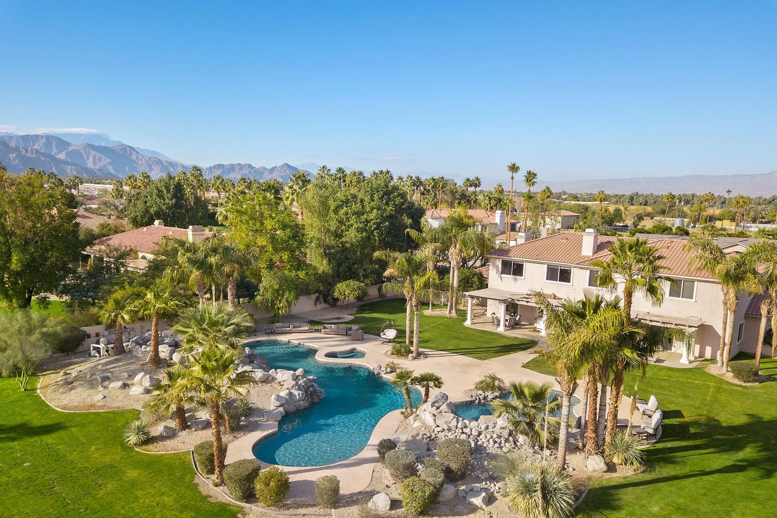 Luxury Laguna Villa with Resort Style Pool — photograph 3