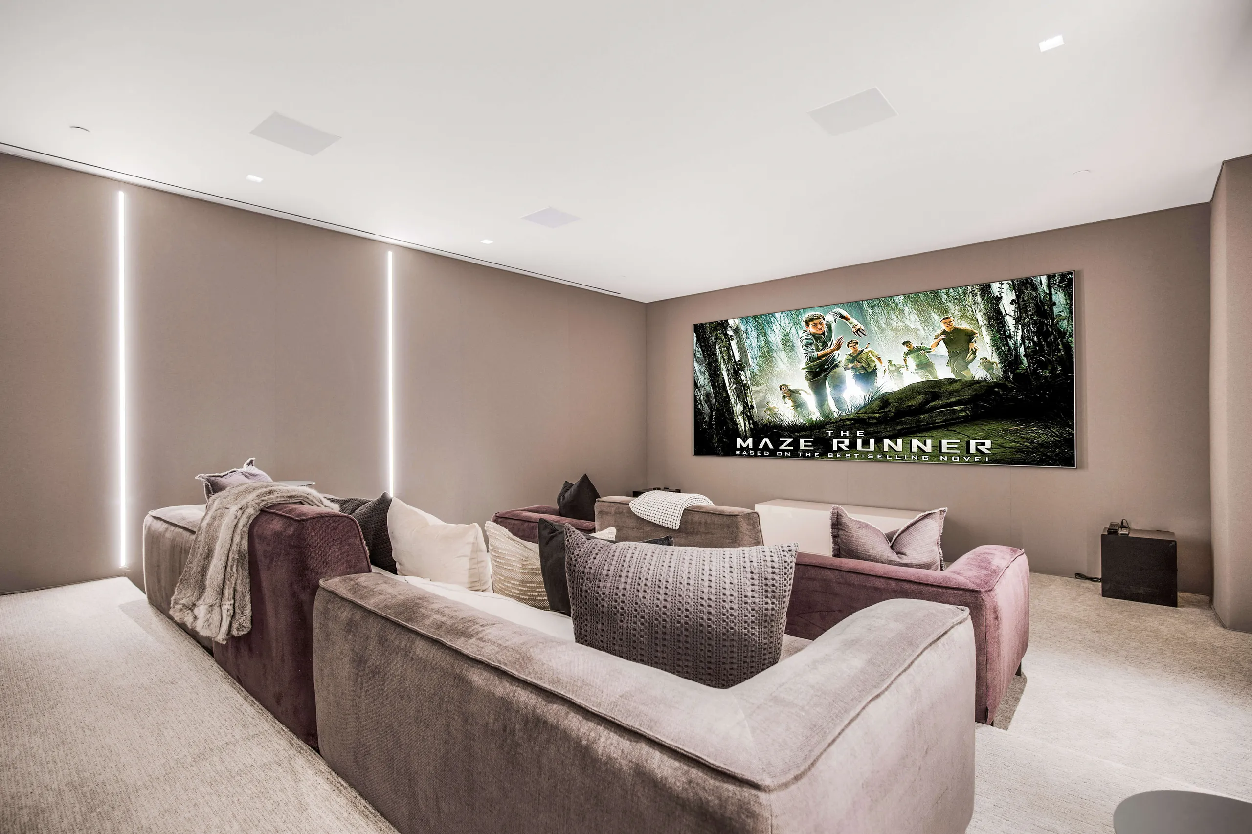 Modern Luxe Beverly Hills Estate with Infinity Pool and Panoramic Views — photograph 10