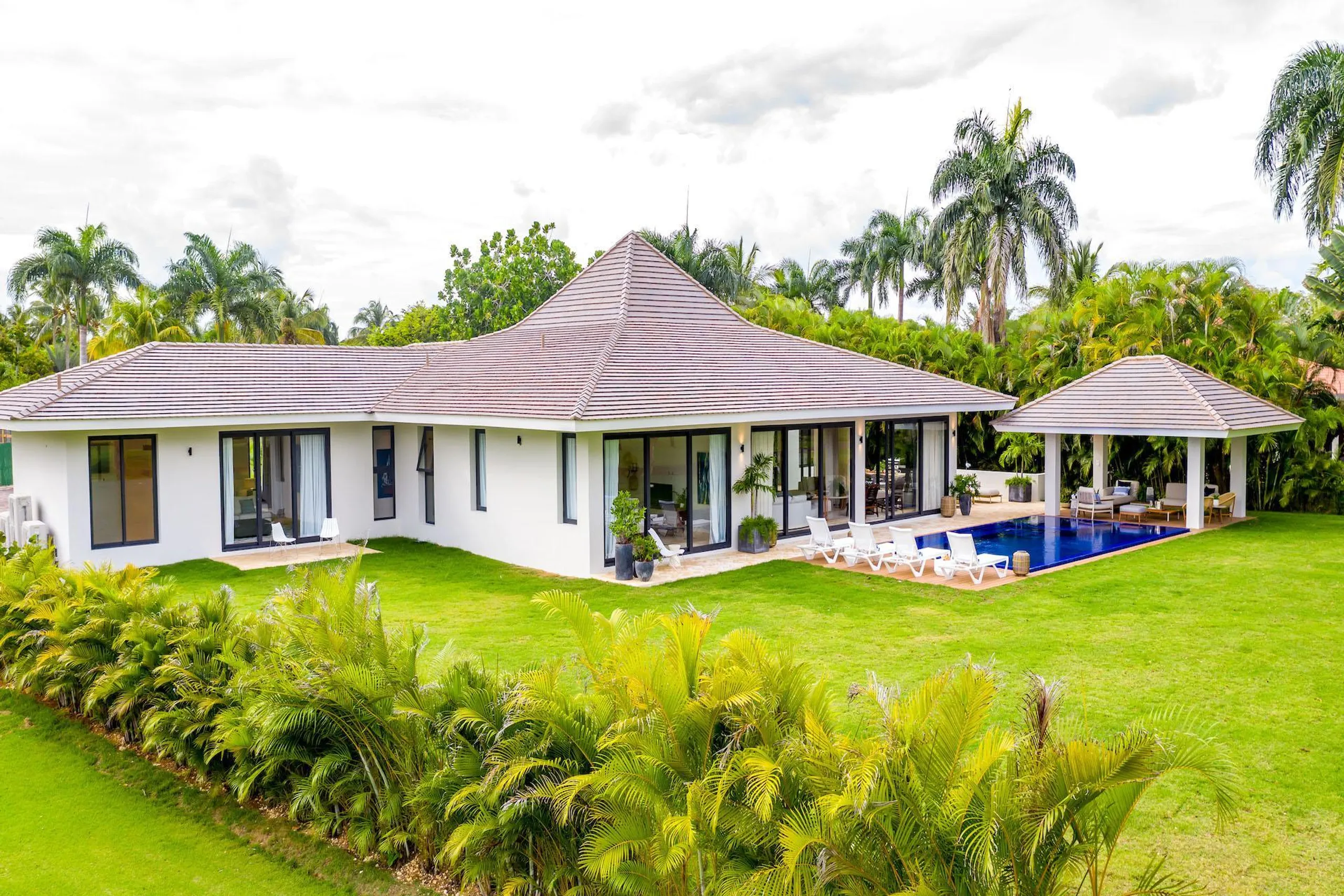 Charming Luxe Villa With Zero Edge Infinity Pool and Golf Course Access — photograph 6