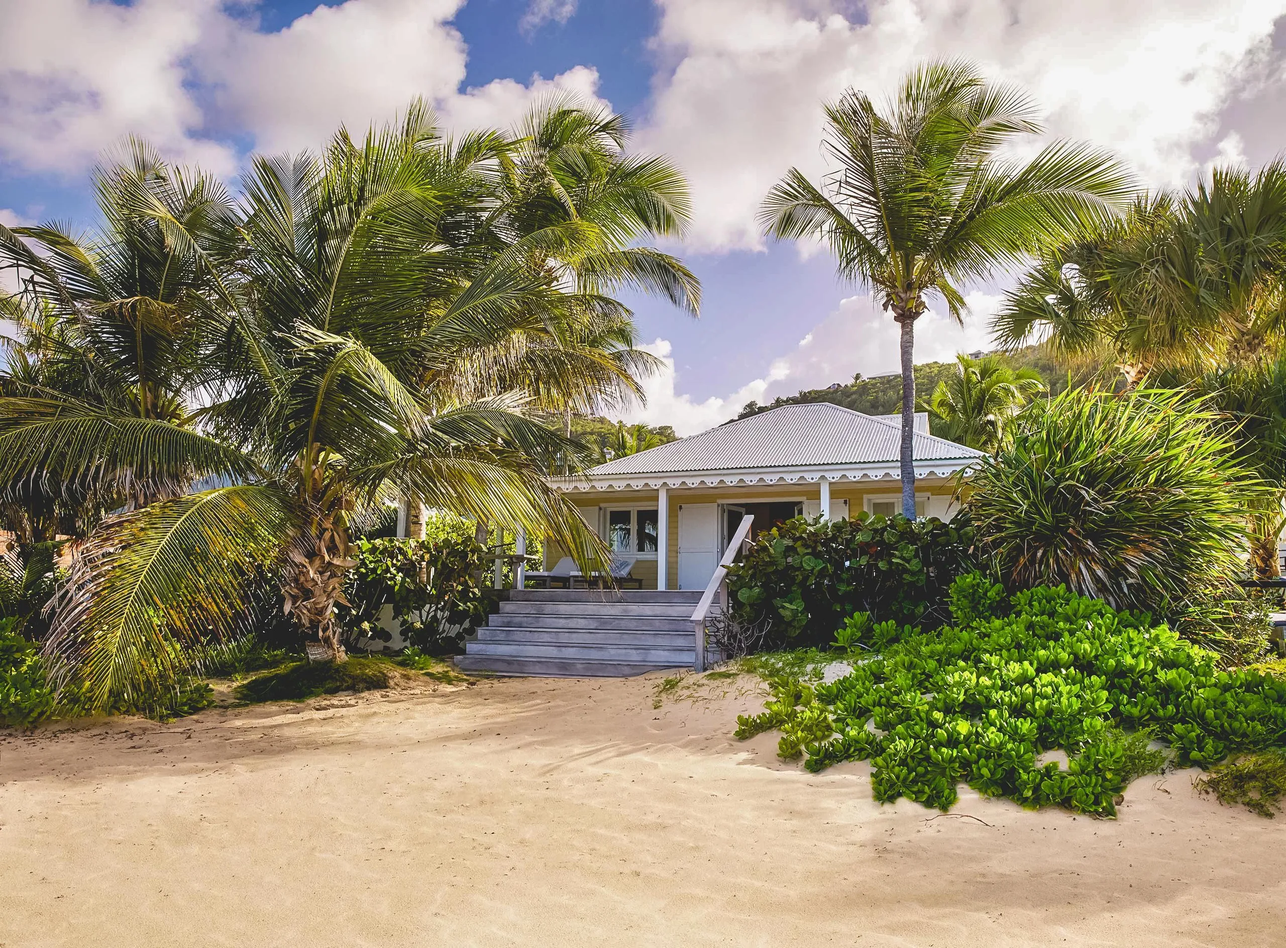 Majestic Beachfront Villa with Walks to Beach and Tropical Garden Grounds — photograph 3
