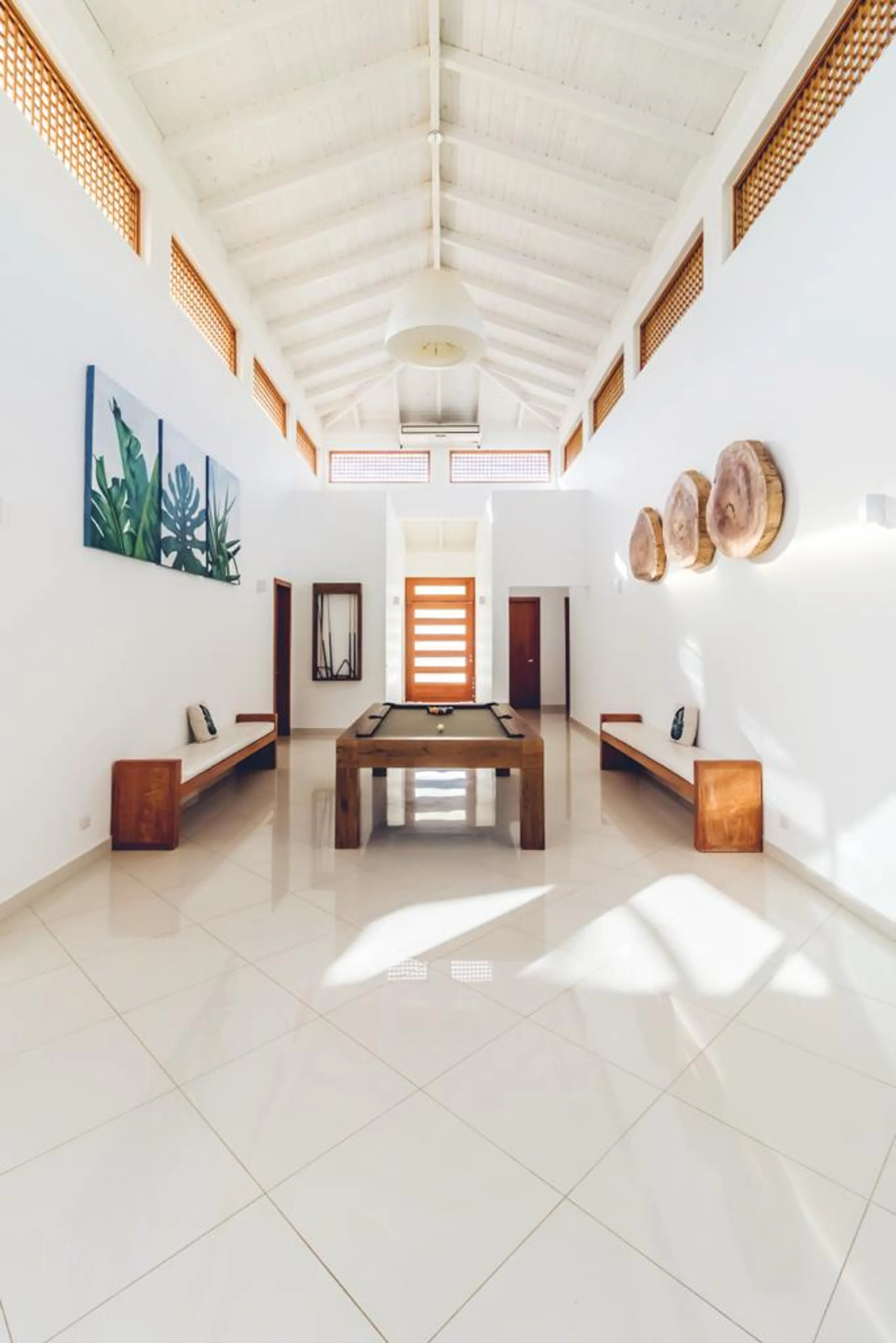 Grandiose Tropical Estate with Private Pool and Home Theater — photograph 8