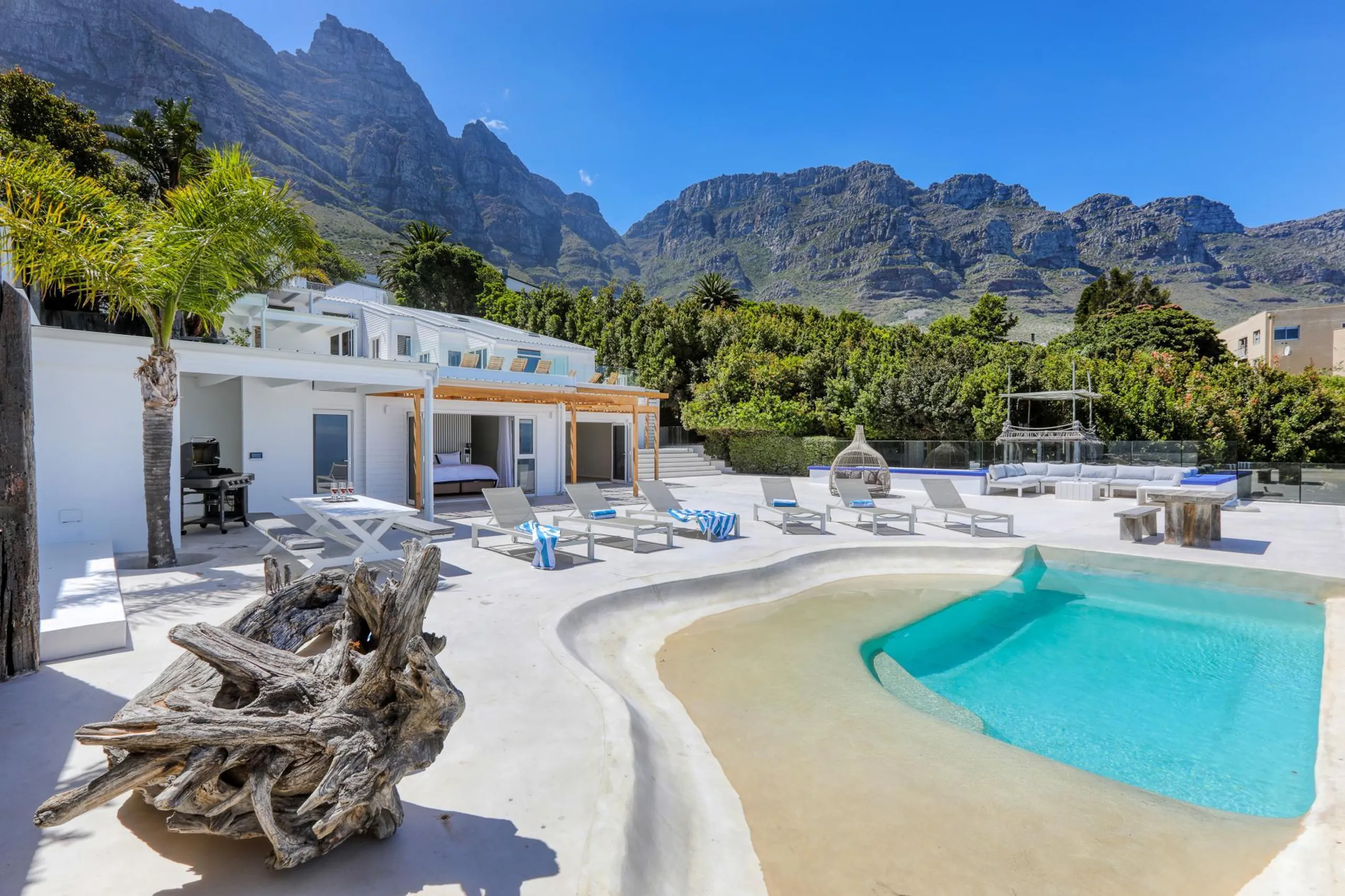 Deluxe Oceanview Villa in Camps Bay with Private Pool and Sun Deck — photograph 2